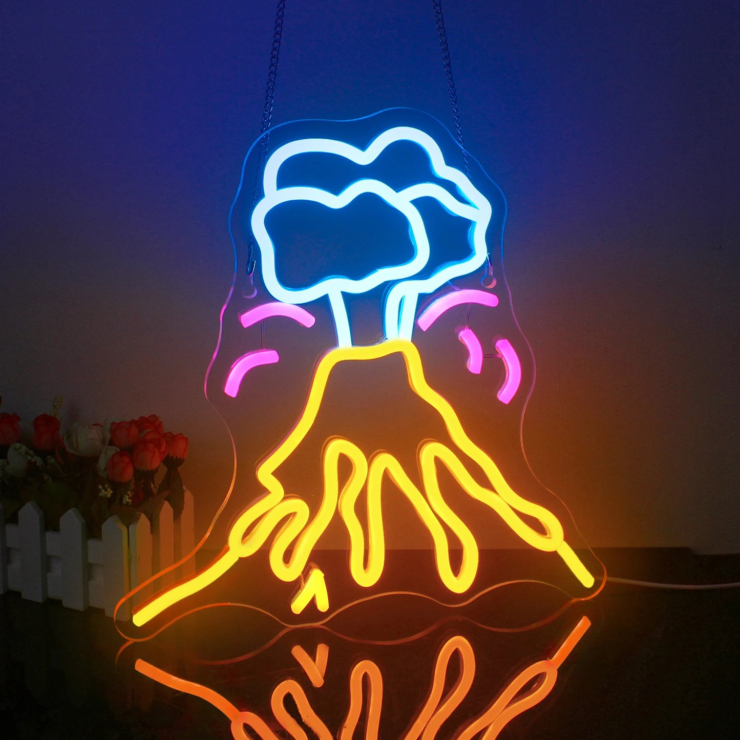 Op de afbeelding is een opvallend LED-neonlicht te zien in de vorm van een vulkaan.