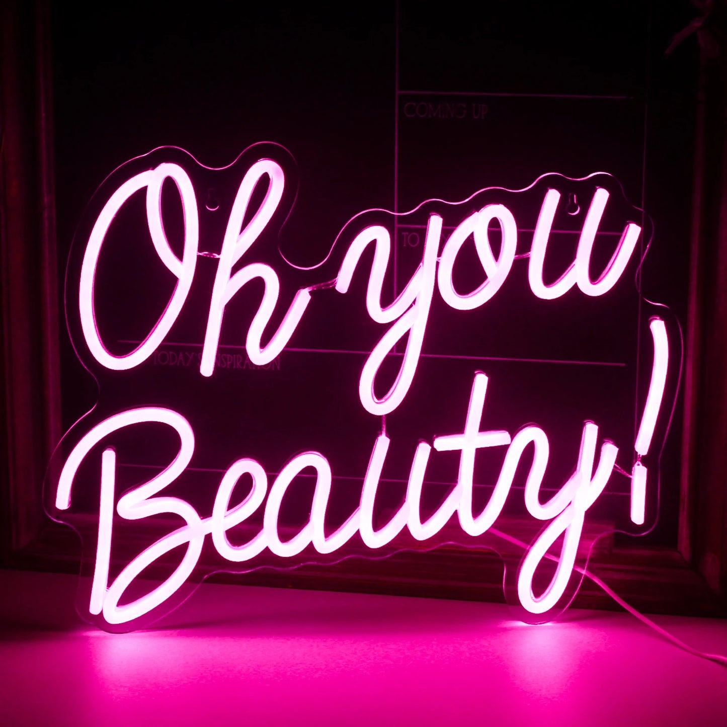 Op de afbeelding staat een levendig, handgemaakt LED-neonbord met de tekst 'Oh You Beauty'.