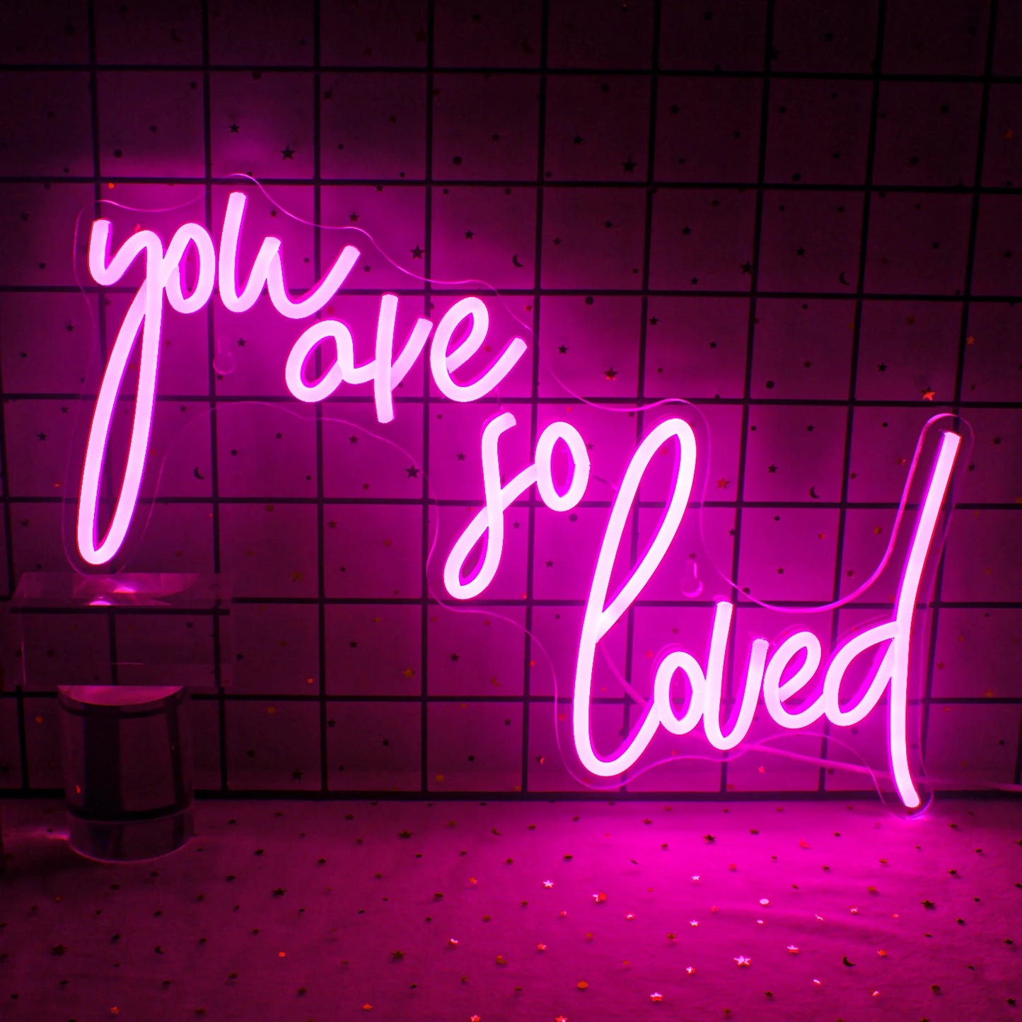 Op de afbeelding staat een levendig LED-neonbord met de tekst "You Are So Loved" in elegante, cursieve letters.