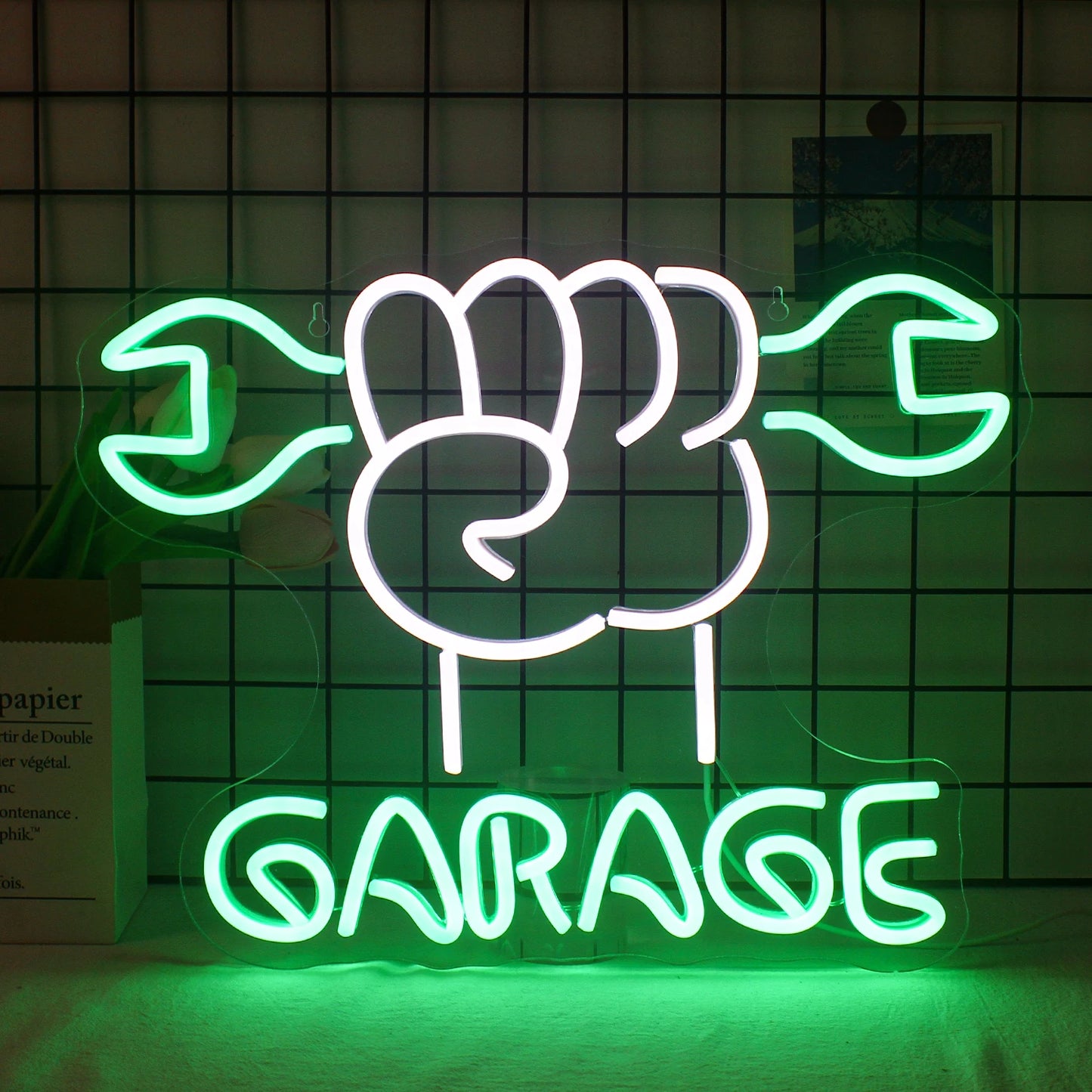Een levendig LED-neonbord met het woord "Garage" verlicht in opvallende letters.