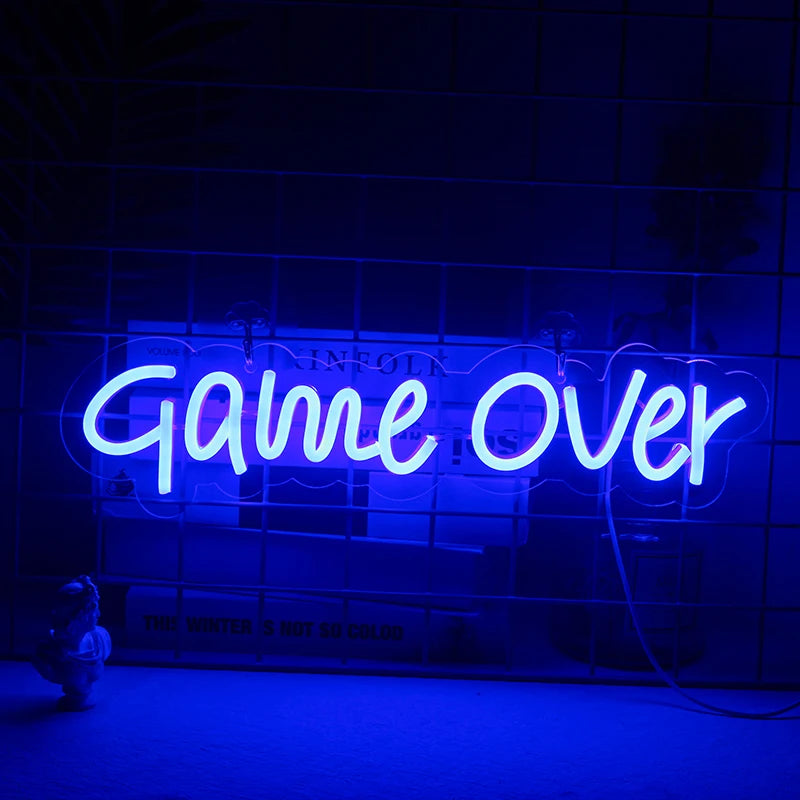 Op de afbeelding is een levendig "Game Over" LED-neonbord te zien.