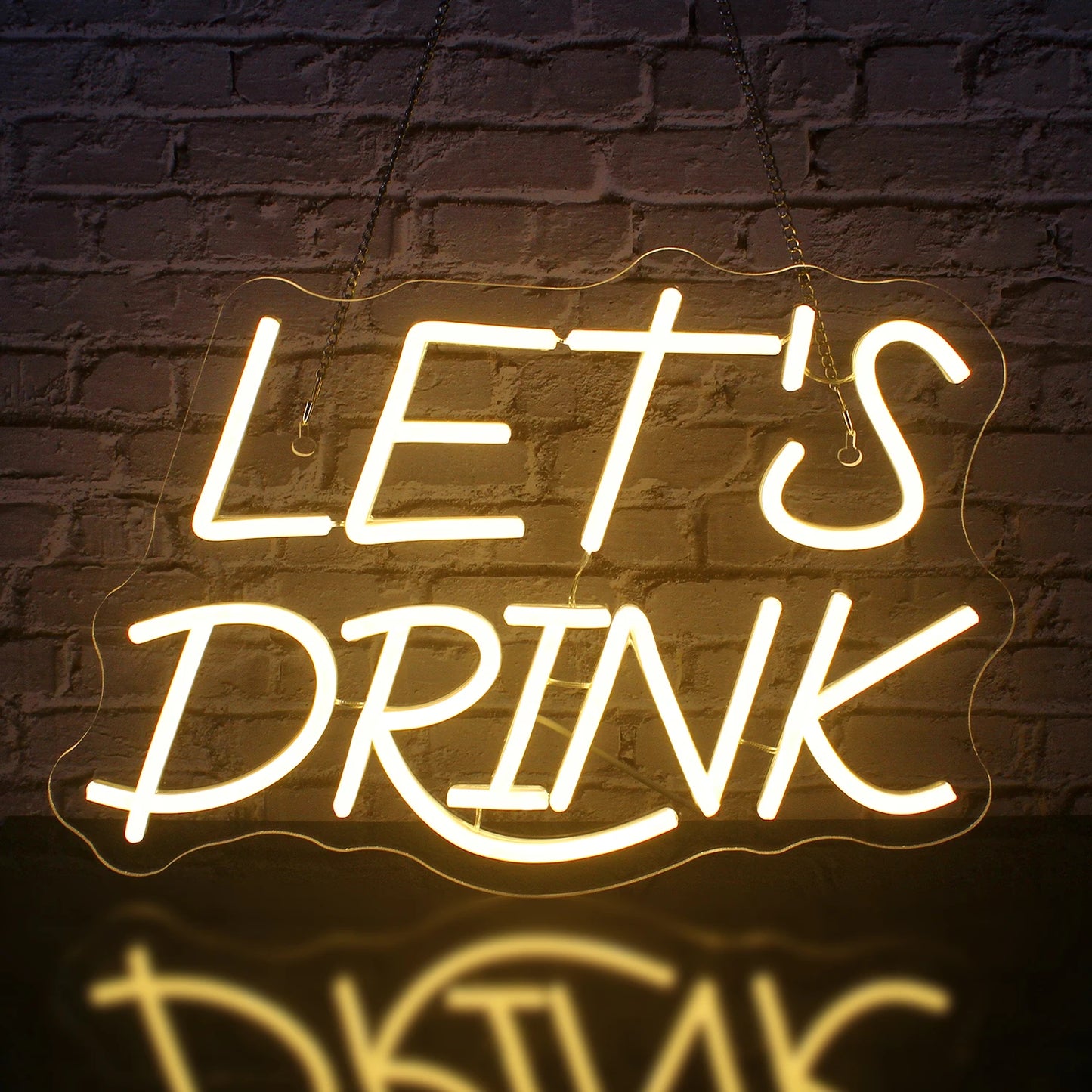 Een levendig LED-neonbord met de tekst "Let's Drink" dat helderwit oplicht.