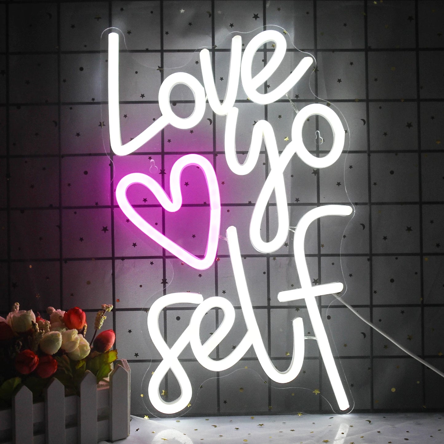 Op de afbeelding is een levendig LED-neonbord te zien met de tekst "Love Yourself" in een stijlvol scriptlettertype.