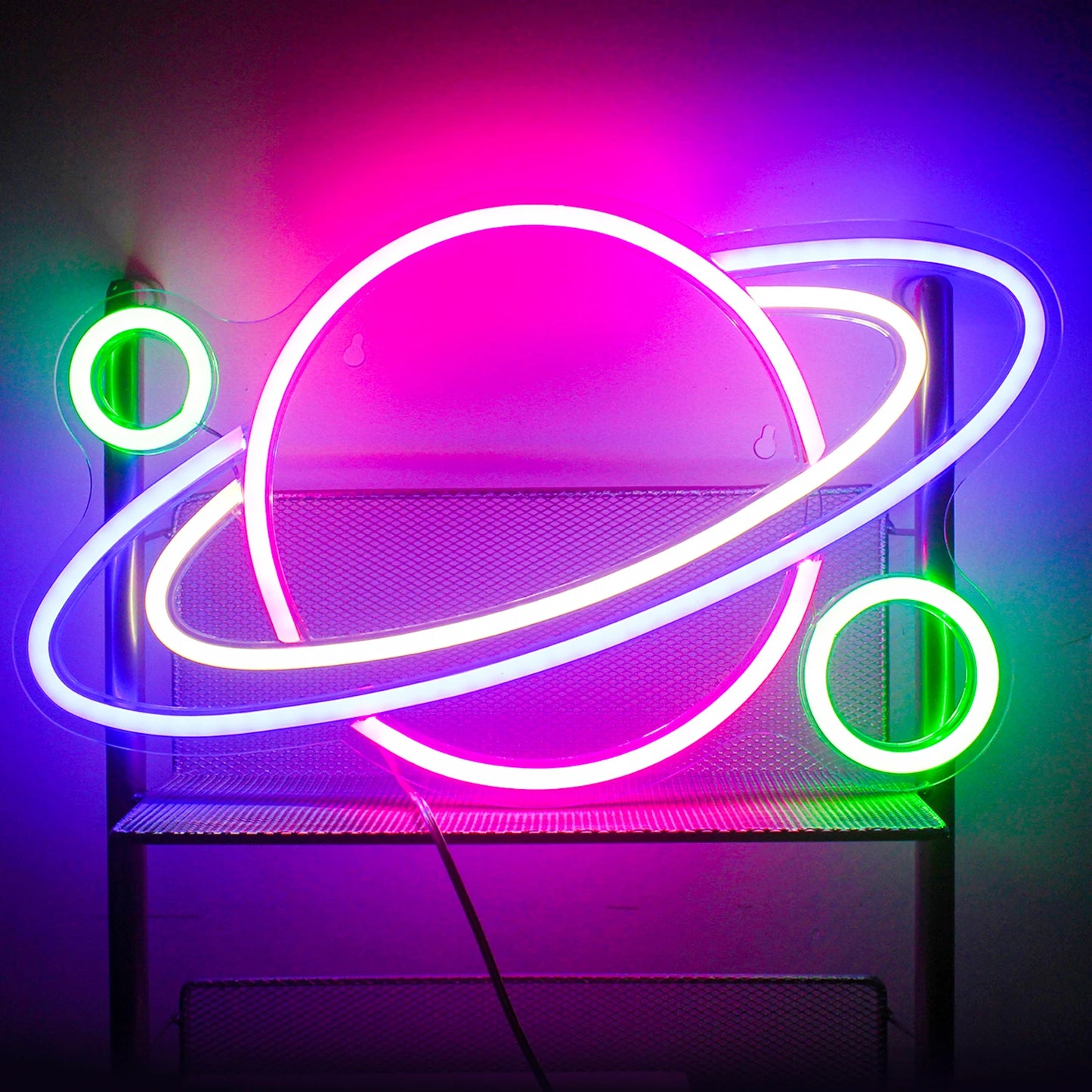 Een levendig en opvallend LED-neonbord in de vorm van een planeet met ringen, die doet denken aan Saturnus.