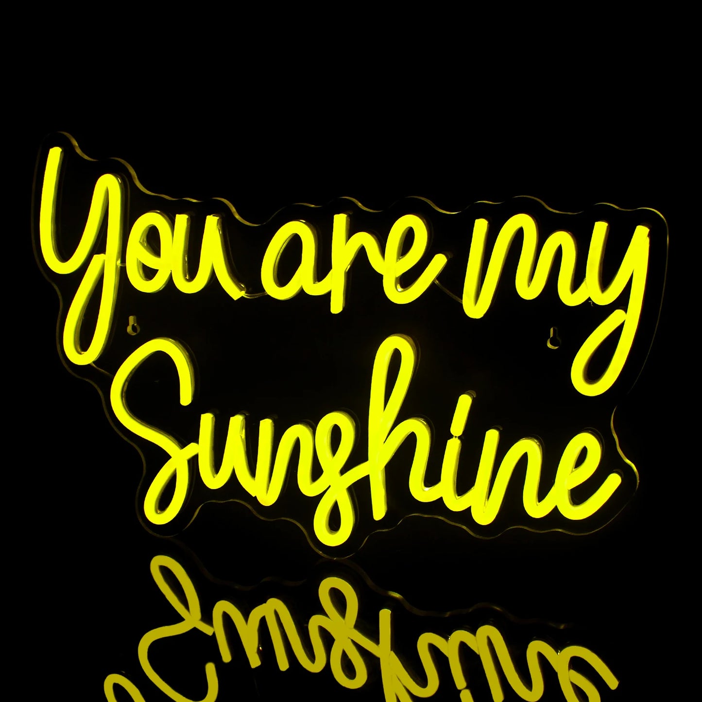 Op de afbeelding is een LED-neonreclame met de tekst "You Are My Sunshine" te zien, die fel, warm wit licht geeft.