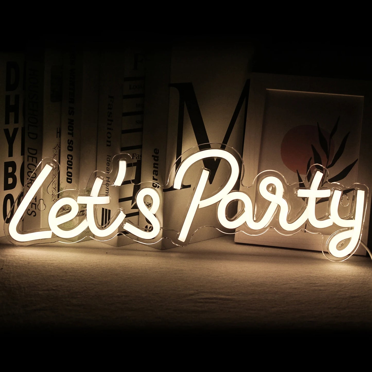 Op de afbeelding staat een opvallend, handgemaakt LED-neonbord met de tekst "Let's Party" in speels, cursief schrift.