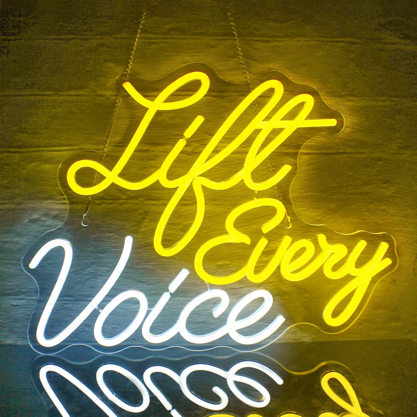 Een levendig LED-neonbord met de tekst "Lift Every Voice" in elegante, cursieve letters.