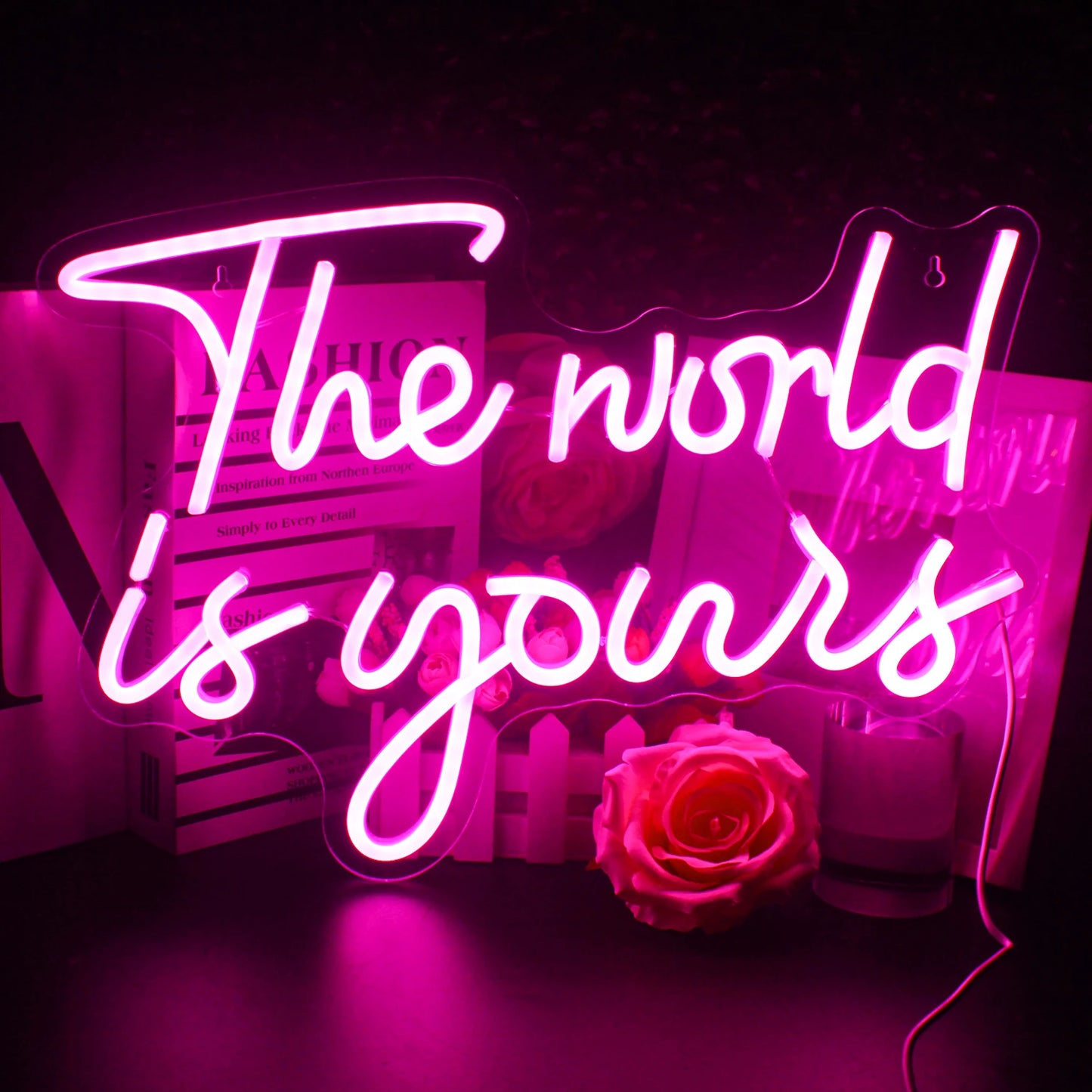 Een levendig LED-neonbord met de tekst "The World Is Yours" in een schuin lettertype.