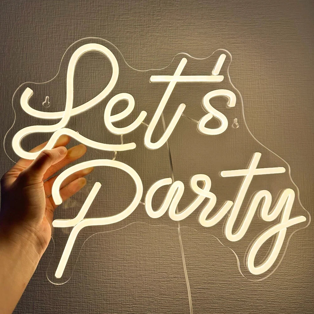 Een levendig LED-neonbord met de tekst "Let's Party" in opvallende, cursieve letters.