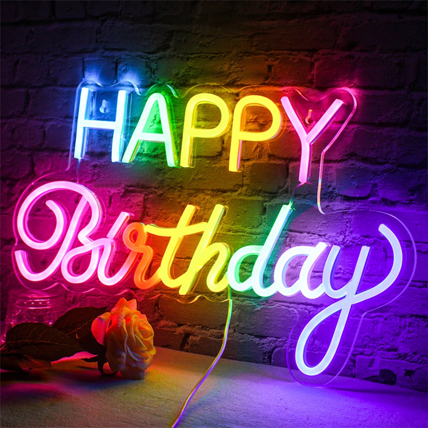 Een levendig LED-neonbord toont de tekst "Happy Birthday" in een speels, cursief lettertype, gevormd door lichtgevende buizen.