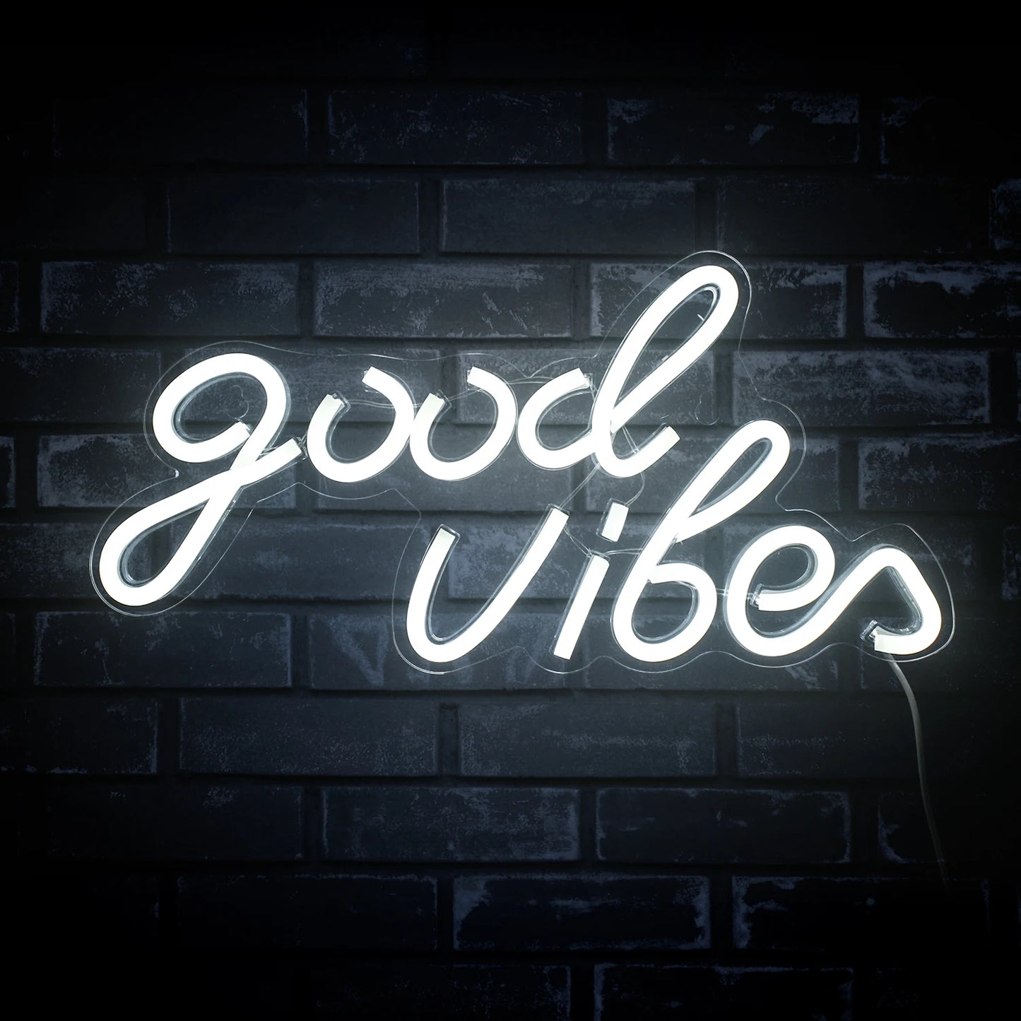 Op de afbeelding staat een handgemaakt LED-neonbord met de tekst "Good Vibes" in een stijlvol, cursief lettertype.