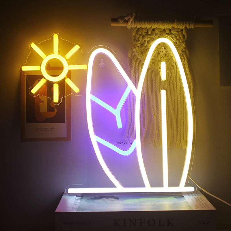 De afbeelding toont een levendig LED-neonbord in de vorm van een surfplank.
