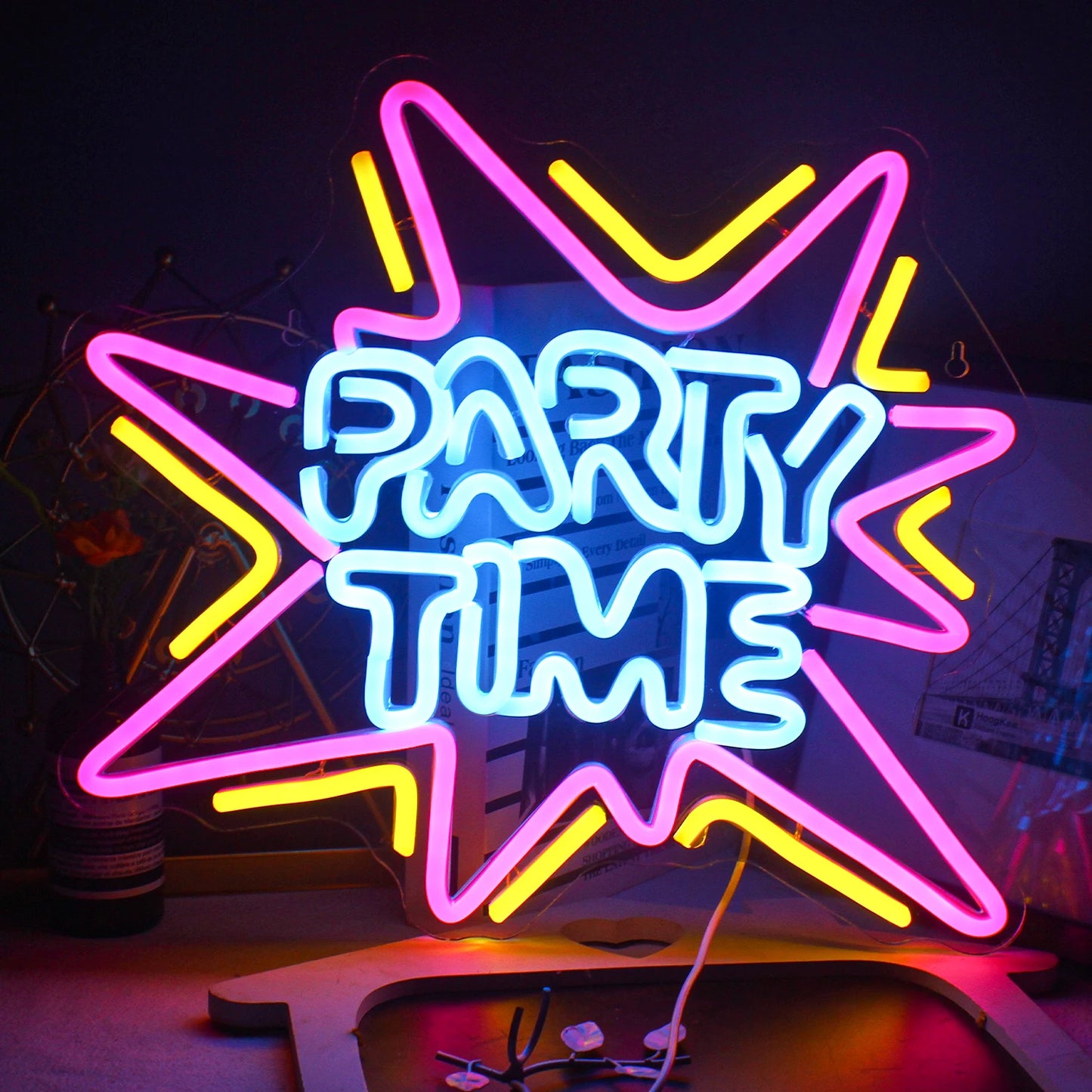 Op deze afbeelding ziet u een levendig LED-neonbord met de tekst "Party Time" in een opvallend, speels lettertype.
