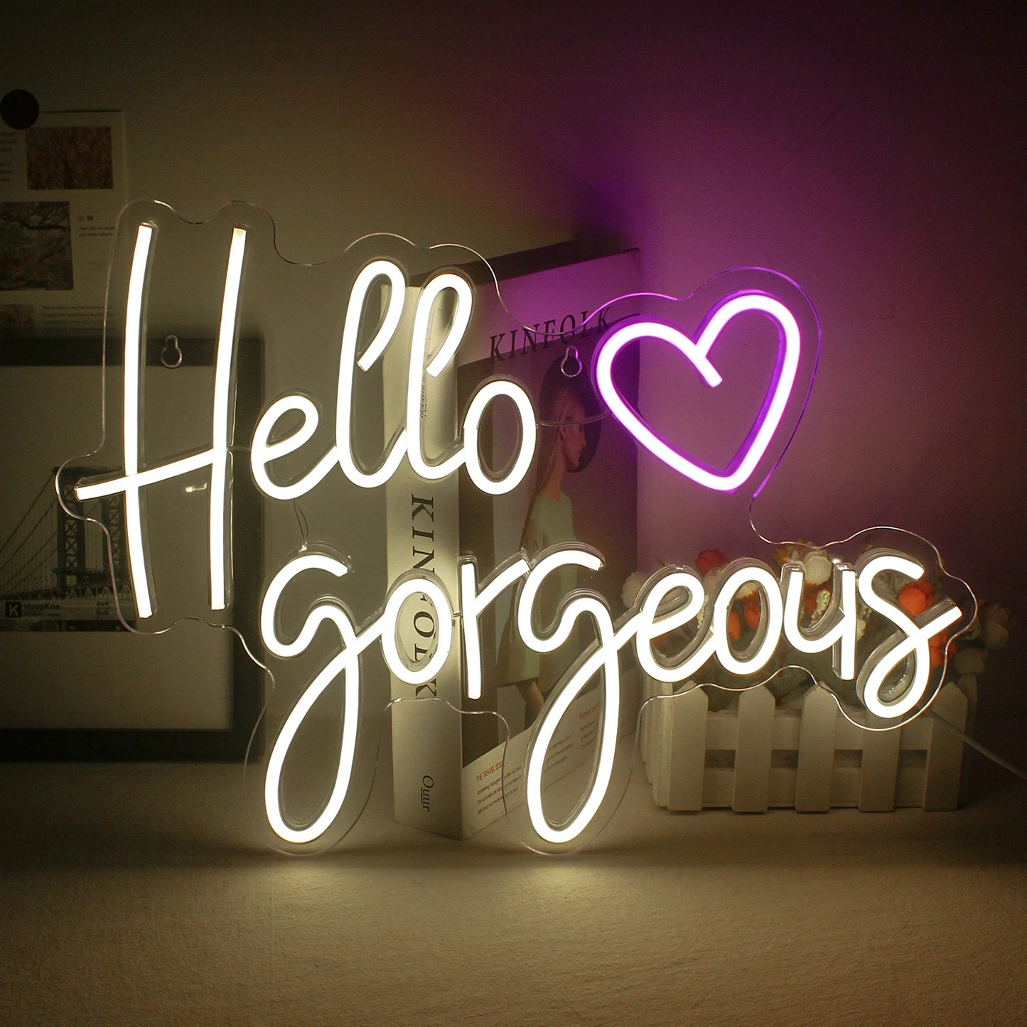 De afbeelding toont een levendig en stijlvol LED-neonbord met de tekst "Hello Gorgeous" in elegante, cursieve letters.