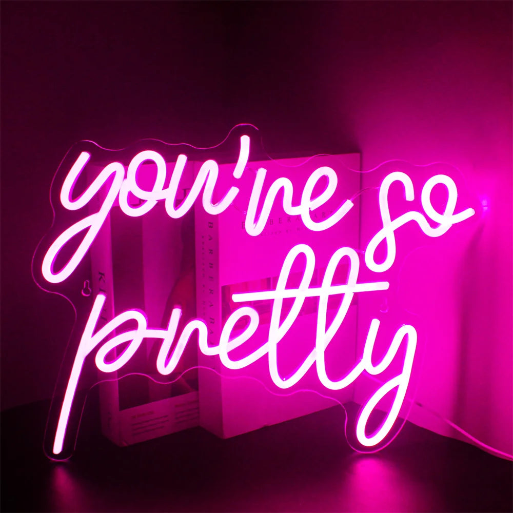 Een levendig LED-neonbord met de tekst "You���re so pretty" in elegant, cursief schrift.