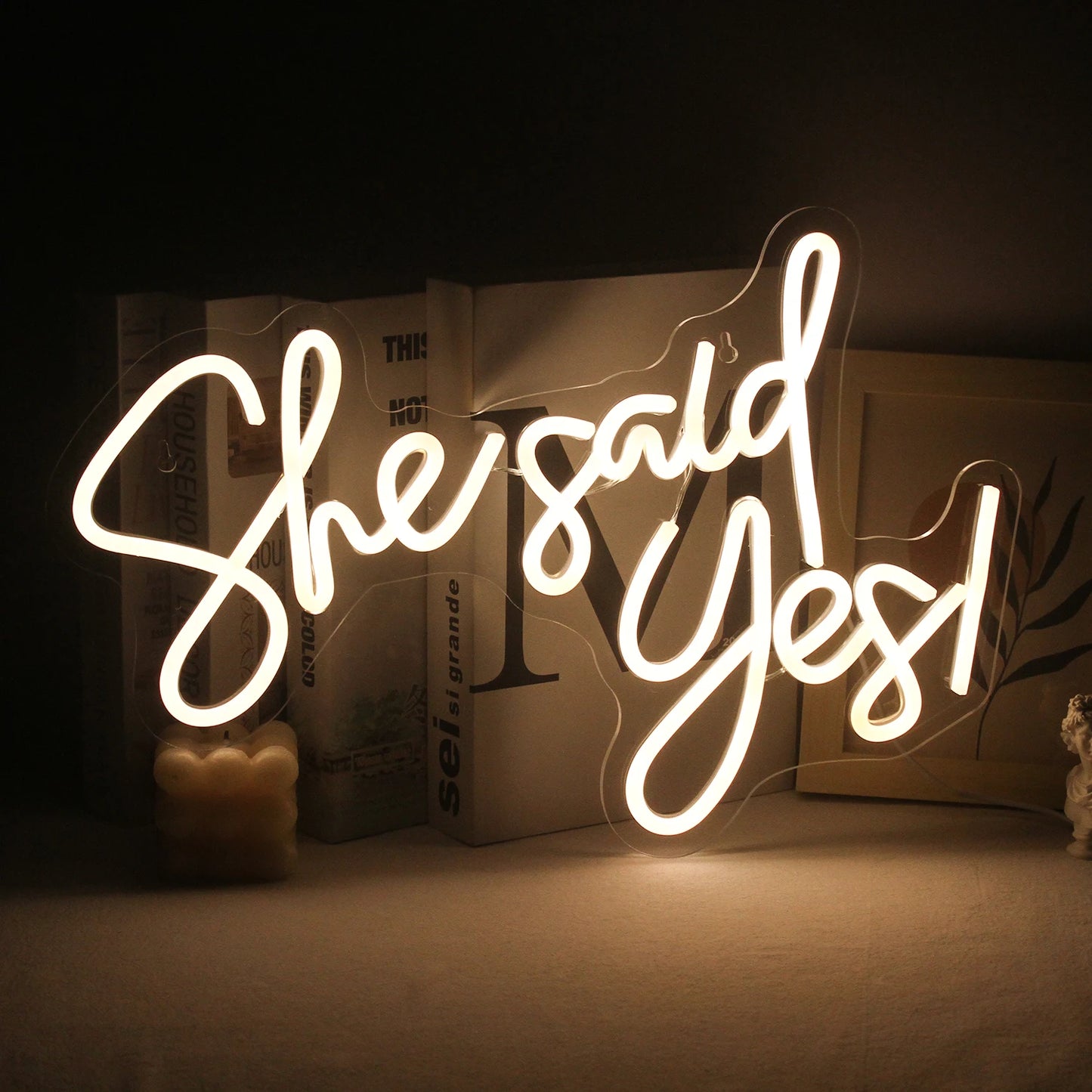 Een levendig, handgemaakt LED-neonbord met de tekst "She Said Yes".