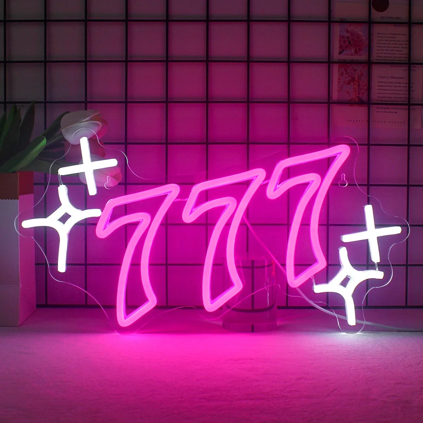 De afbeelding toont een handgemaakt LED-neonbord met de tekst "Lucky Number 777" in een levendig en opvallend ontwerp.