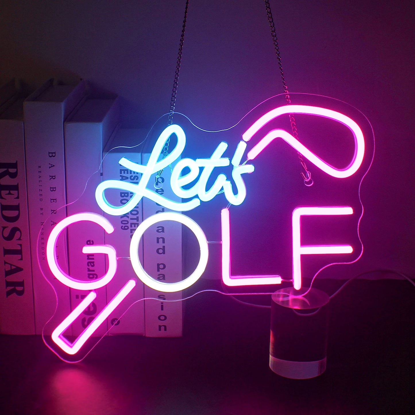 Een levendig LED-neonbord met de tekst "Let's Golf" in felgroen en wit.