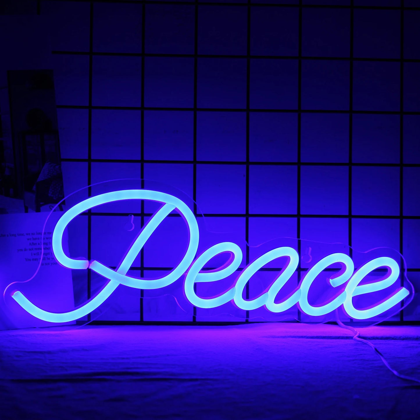 De afbeelding toont een levendig "Peace" LED-neonbord, uitgevoerd in een helderwitte tint.