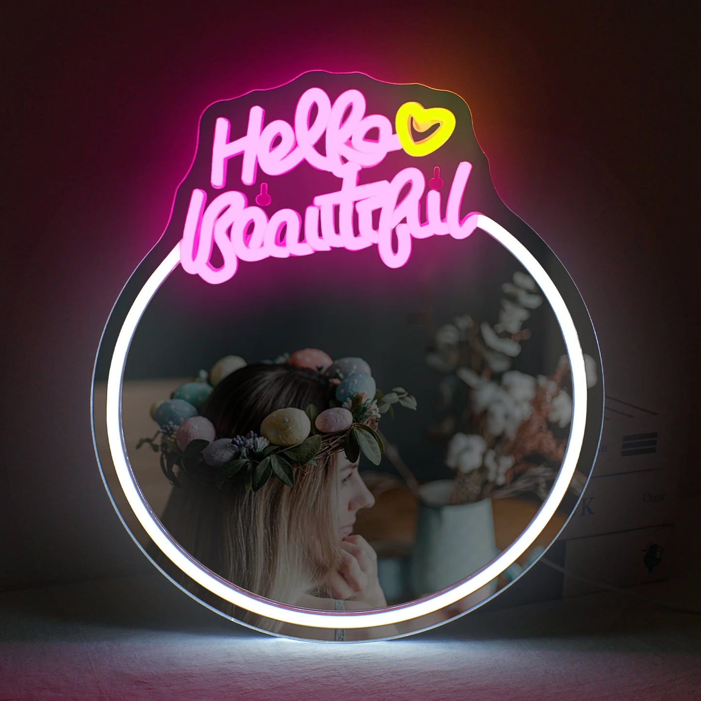 De afbeelding toont een stijlvol handgemaakt LED-neonbord met de tekst "Hello Beautiful" in een levendig, cursief schrift.