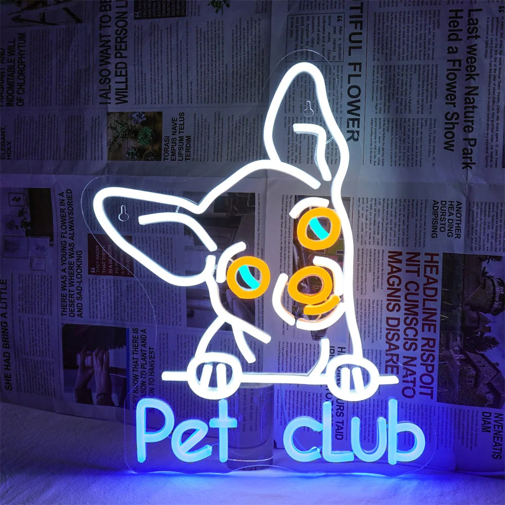 De afbeelding toont een opvallend LED-neonbord met de tekst "Pet Club" in een speels, cursief lettertype.