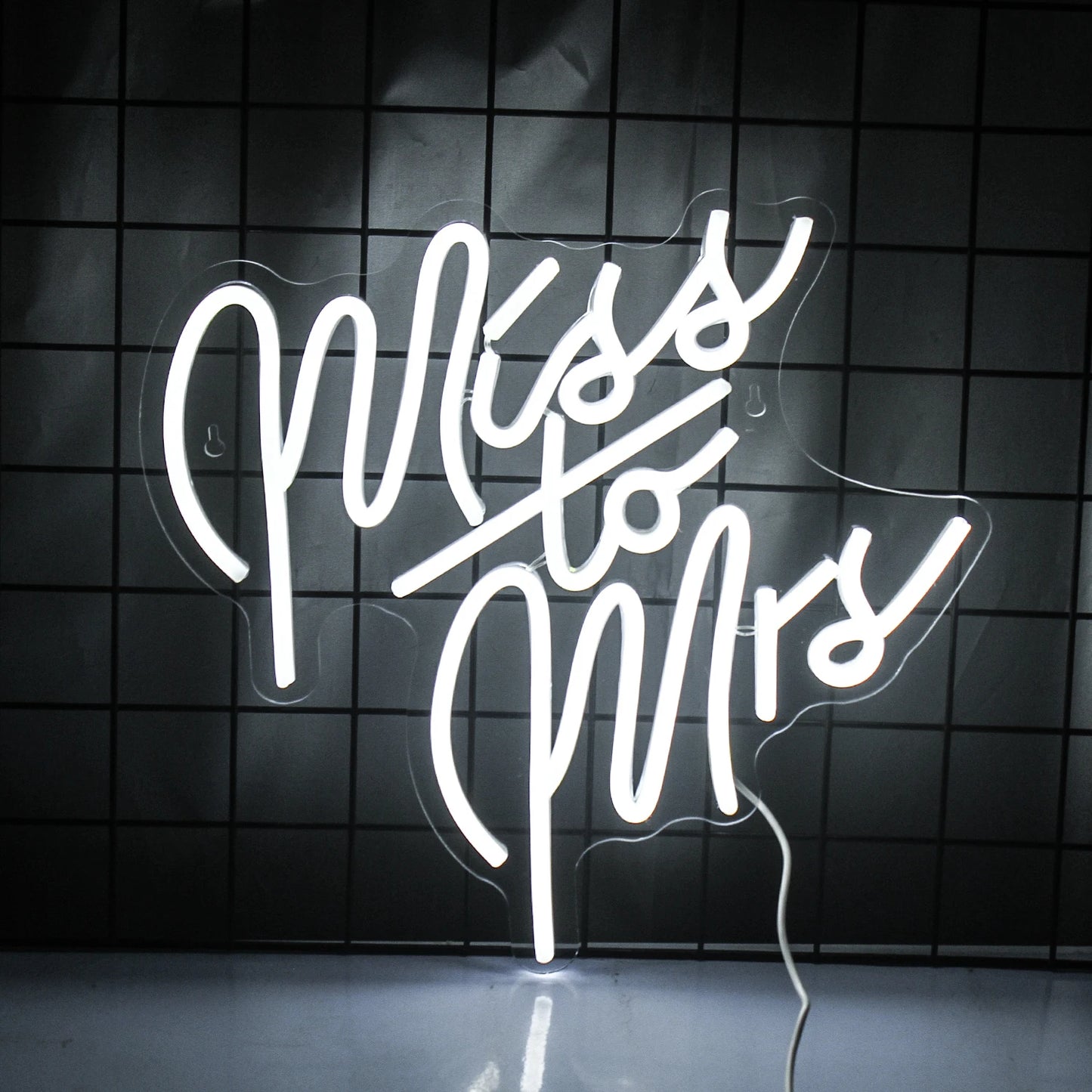 De afbeelding toont een stijlvol LED-neonbord met de tekst "Miss To Mrs" in een vloeiend lettertype.