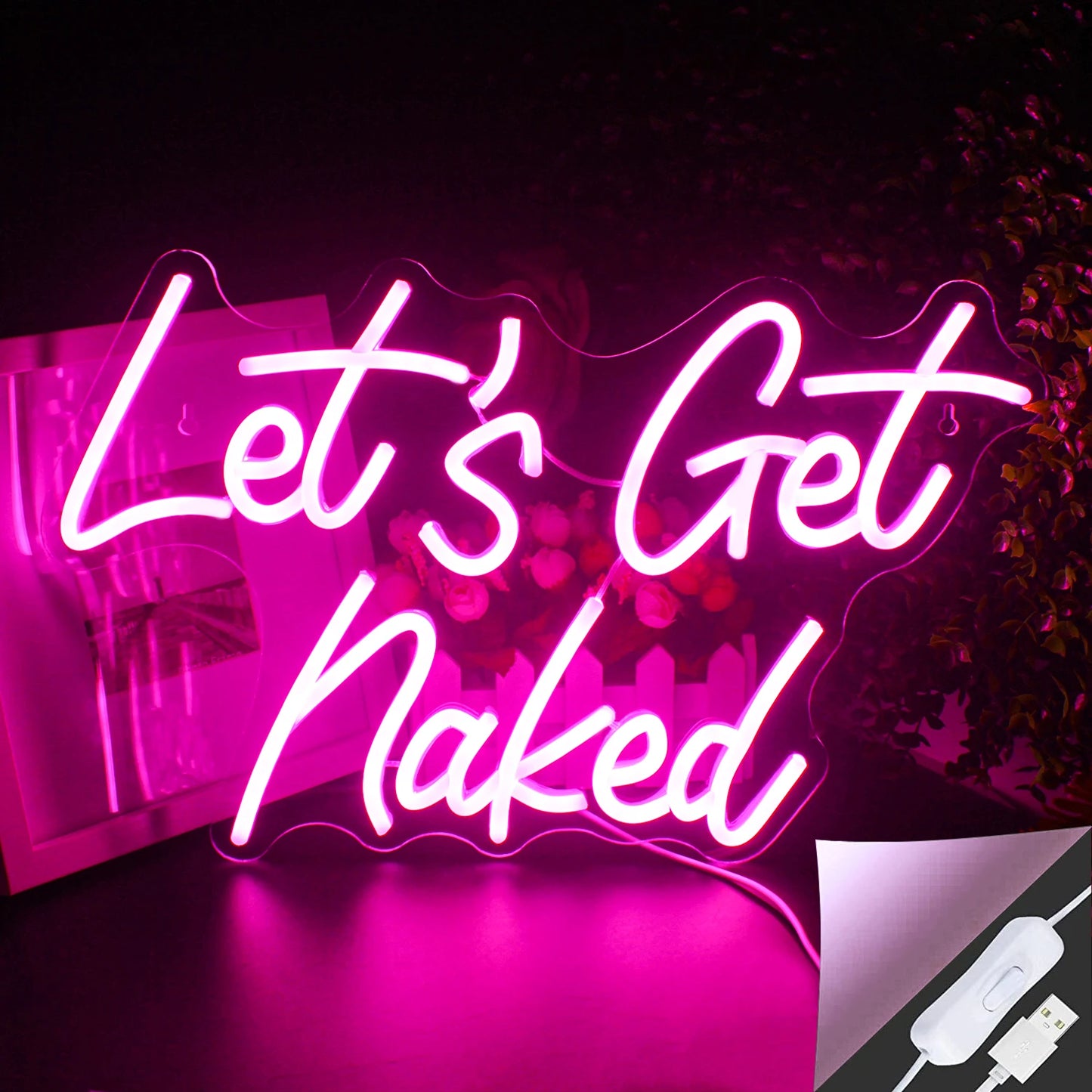 Op de afbeelding staat een opvallend LED-neonbord met de tekst "Let's Get Naked" in een stijlvol scriptlettertype.