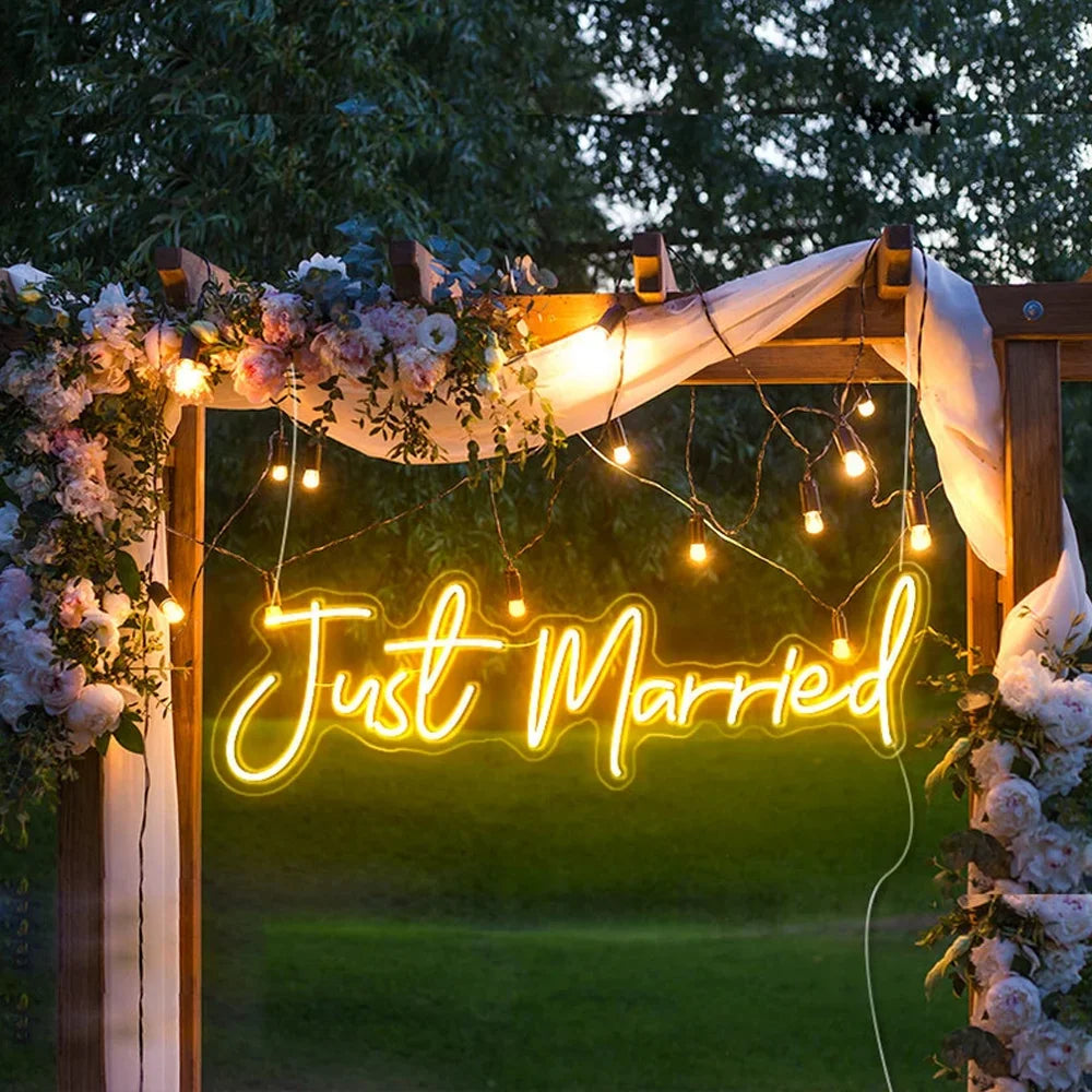 Een oplichtend LED-neonbord met de tekst "Just Married" in sierlijk, cursief schrift.