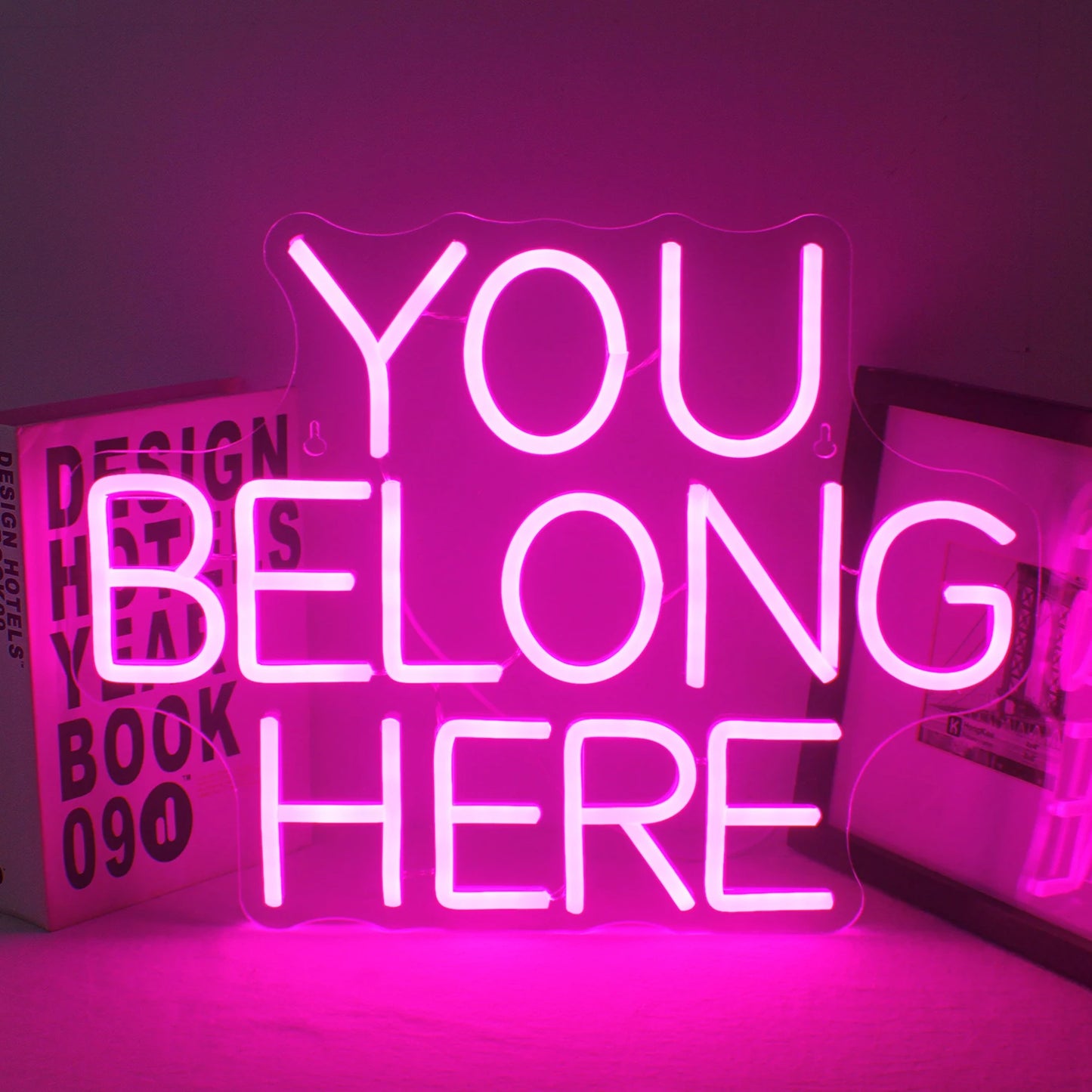 Een levendig LED-neonbord met de tekst "You Belong Here" in een warm, uitnodigend scriptlettertype.