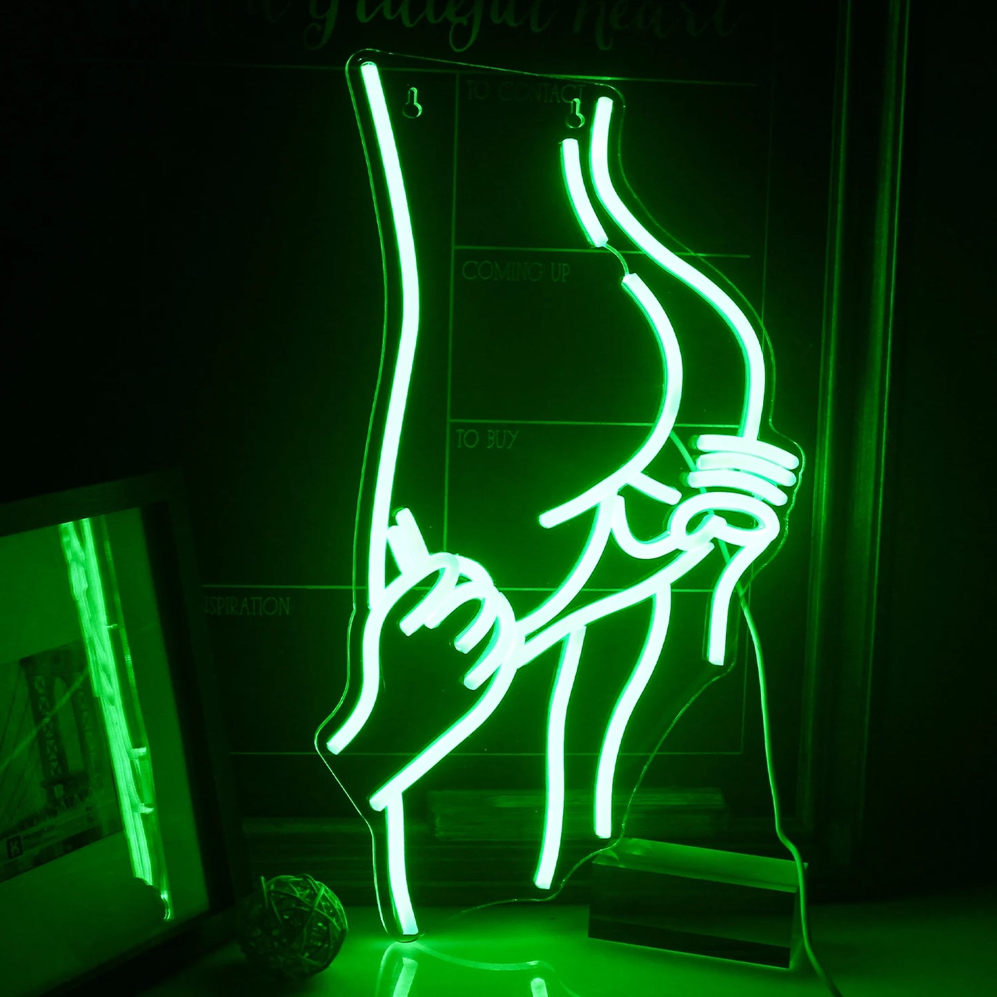 De afbeelding toont een levendig led-neonbord in de vorm van een silhouet van een sensuele, weelderige vrouwenfiguur.