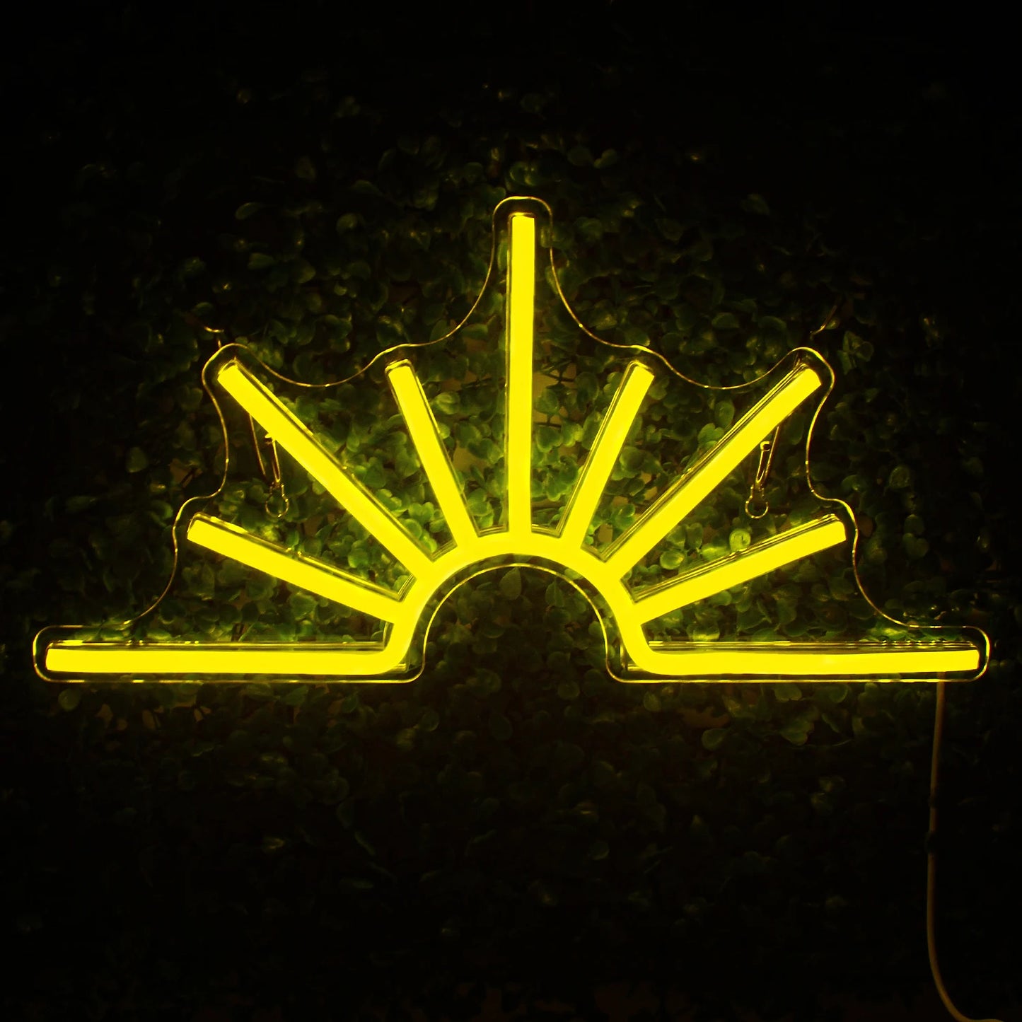 Een levendig Sun LED-neonbord met een felgele zon met stralende stralen, omgeven door een warm licht.