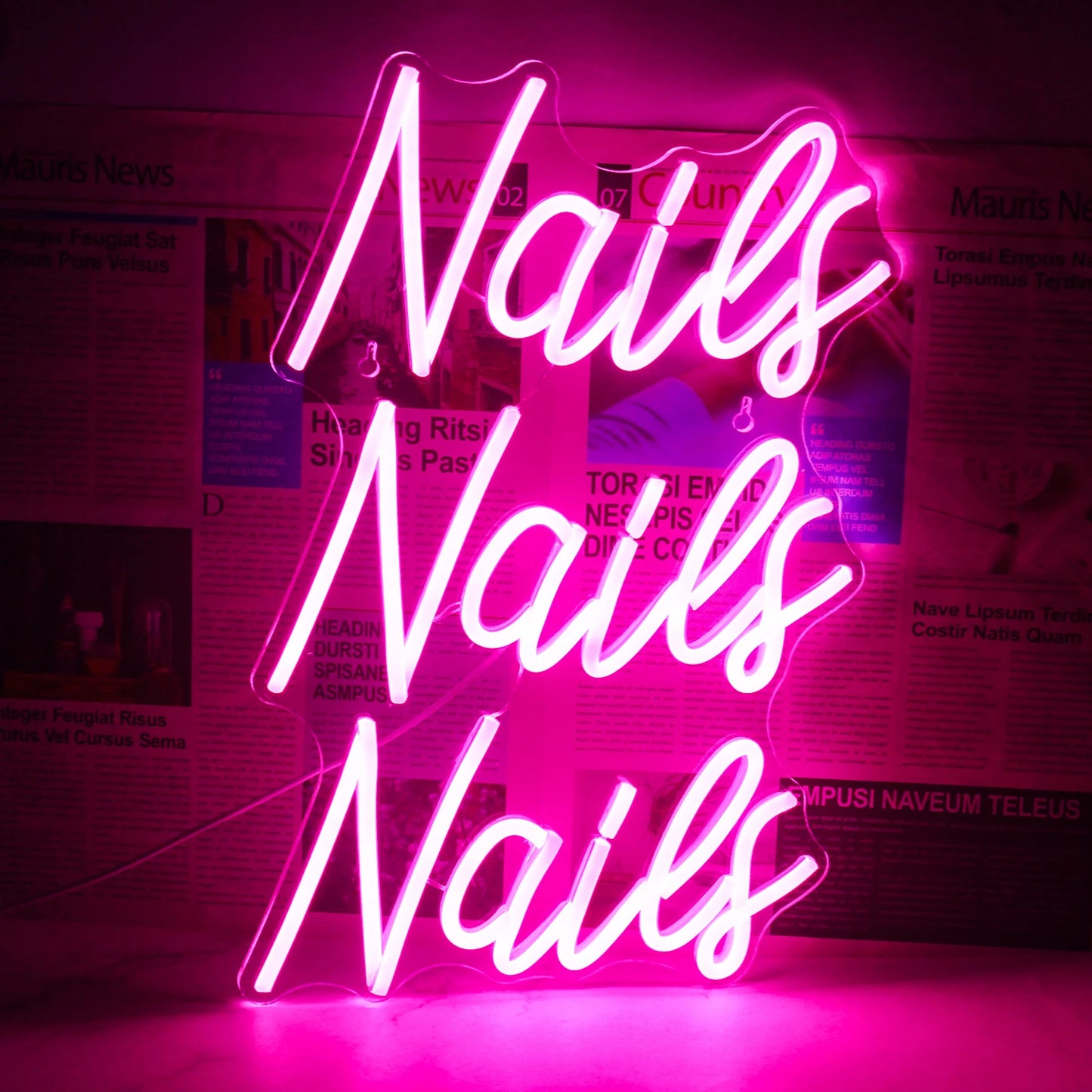 De afbeelding toont een opvallend en levendig LED-neonbord waarop het woord "Nails" in een stijlvol, cursief lettertype staat.