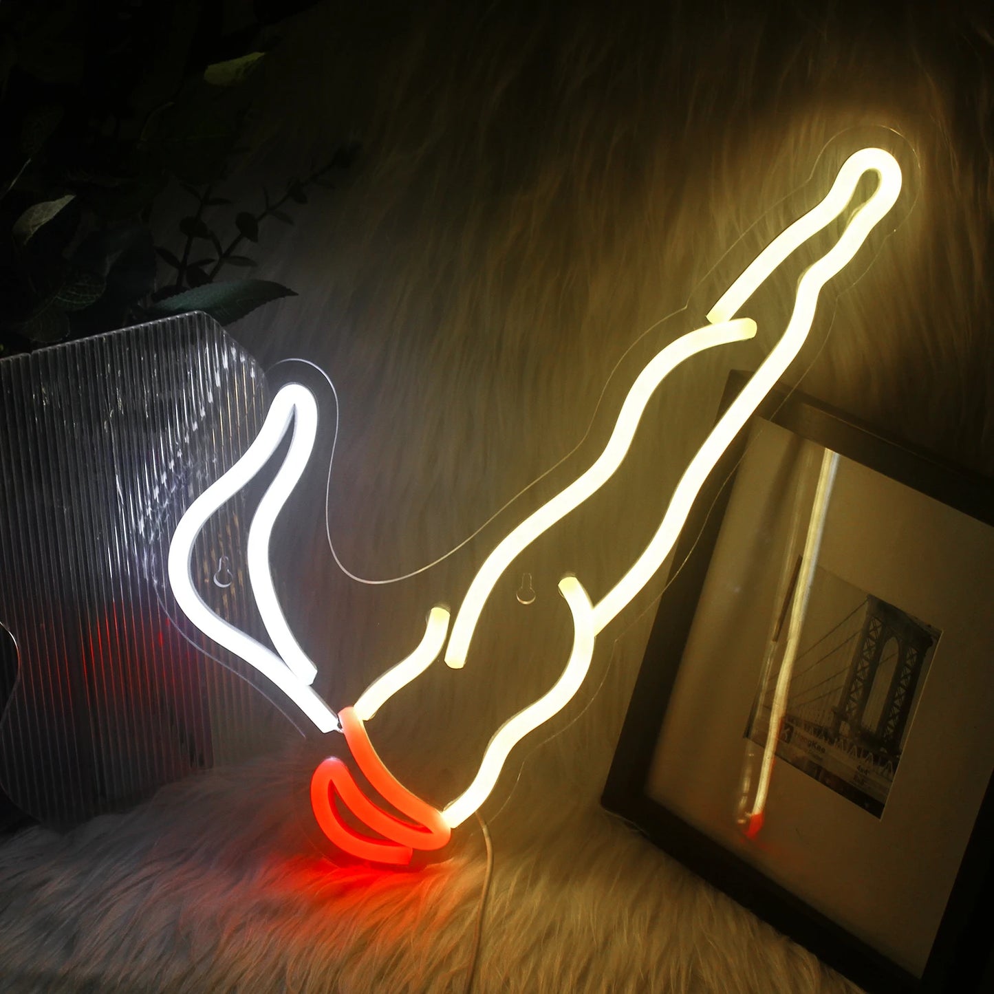 Een levendig LED-neonbord met het woord "Roken" in opvallende, vloeiende, cursieve letters.