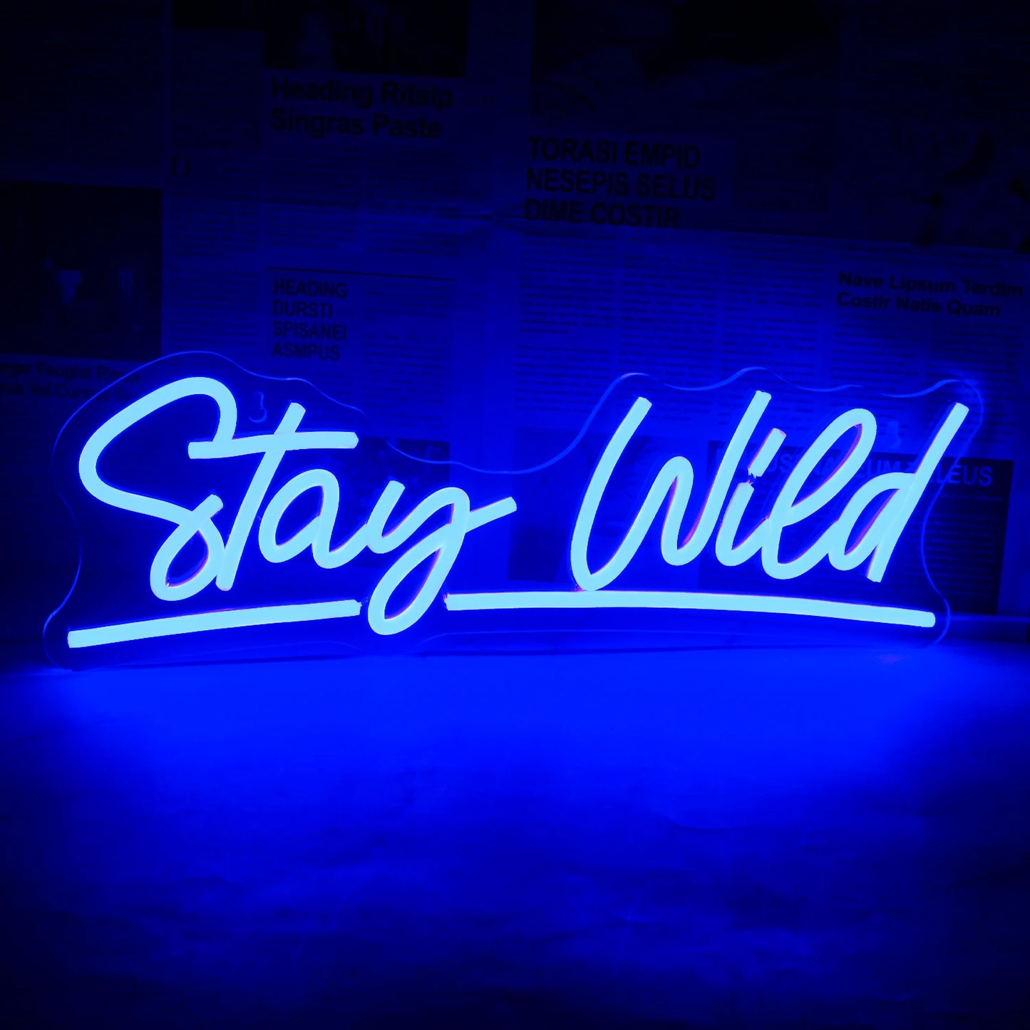 Een levendig LED-neonbord met de tekst 'Stay Wild' in een stijlvol, cursief lettertype.