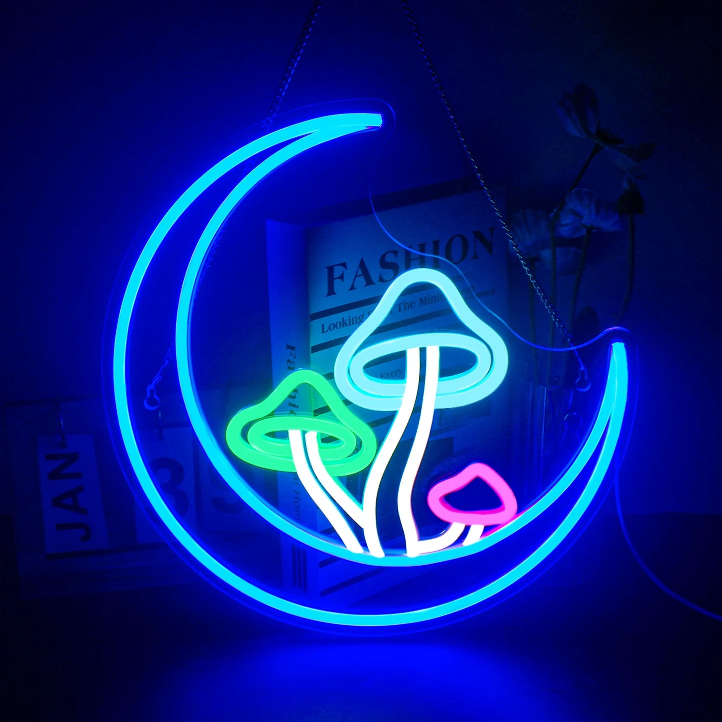 De afbeelding toont een levendig en uitnodigend LED-neonbord in de vorm van een speelse maan met een paddenstoelmotief.