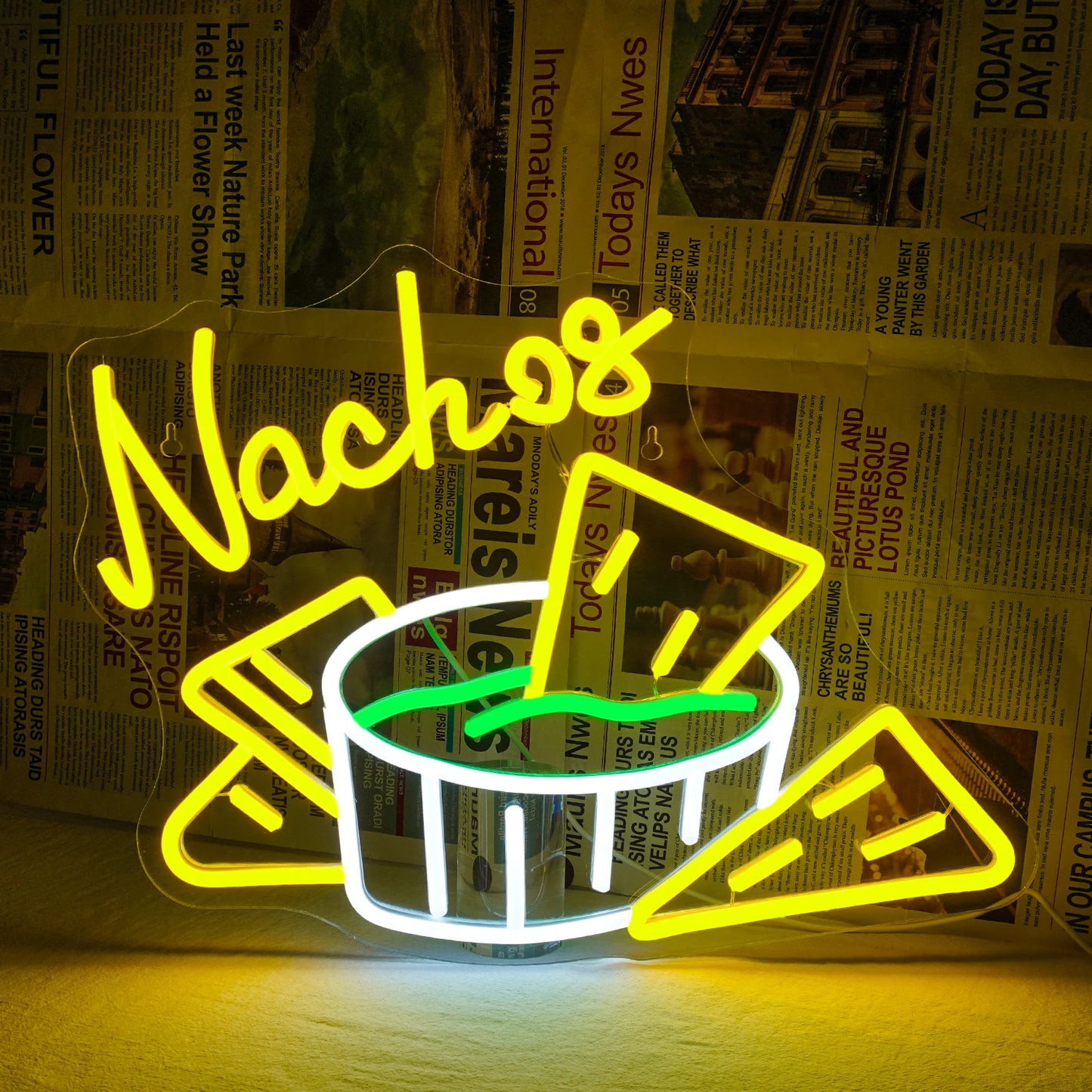 Een levendig "Nachos" LED-neonbord, met zorg handgemaakt, op een donkere achtergrond.
