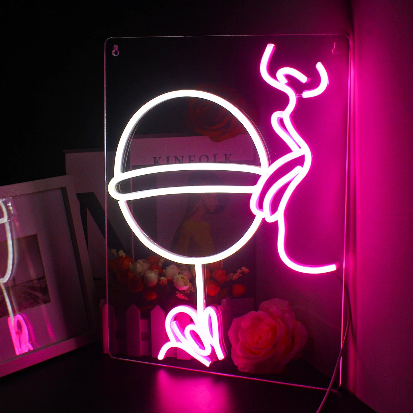 Een levendig, handgemaakt LED-neonbord met het woord "Party" in schuine letters.