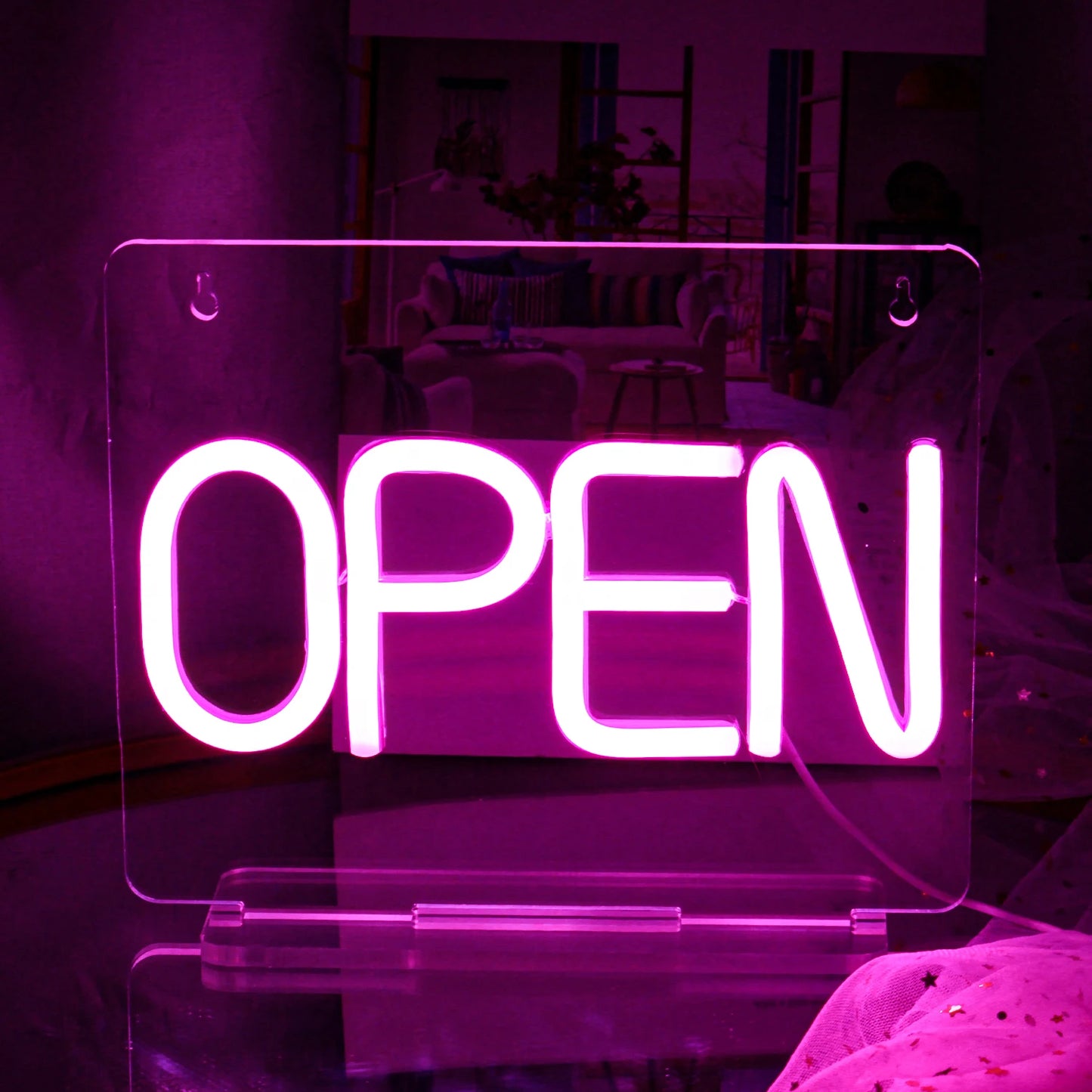 De afbeelding toont een levendig en kleurrijk handgemaakt LED-neonbord, waarop het woord "Open" in heldere, lichtgevende letters staat.