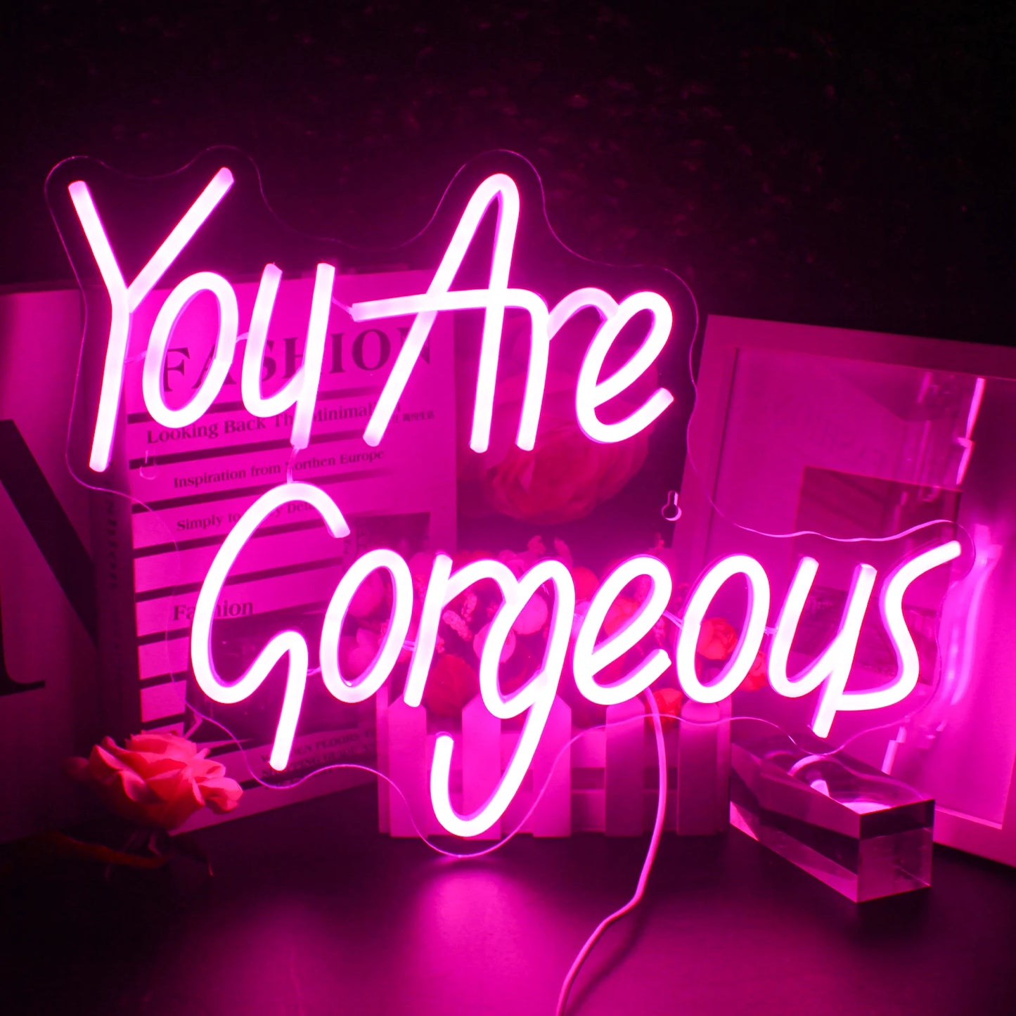 Een levendig en stijlvol LED-neonbord met de tekst "You Are Gorgeous" in een elegant, vloeiend lettertype.