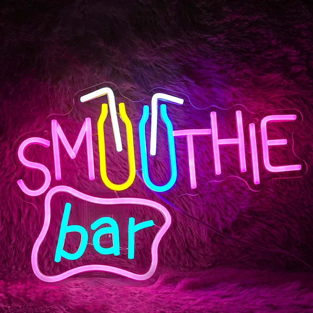 Op de afbeelding is een opvallend LED-neonbord te zien met de tekst 'Smoothie Bar' in een speels lettertype.