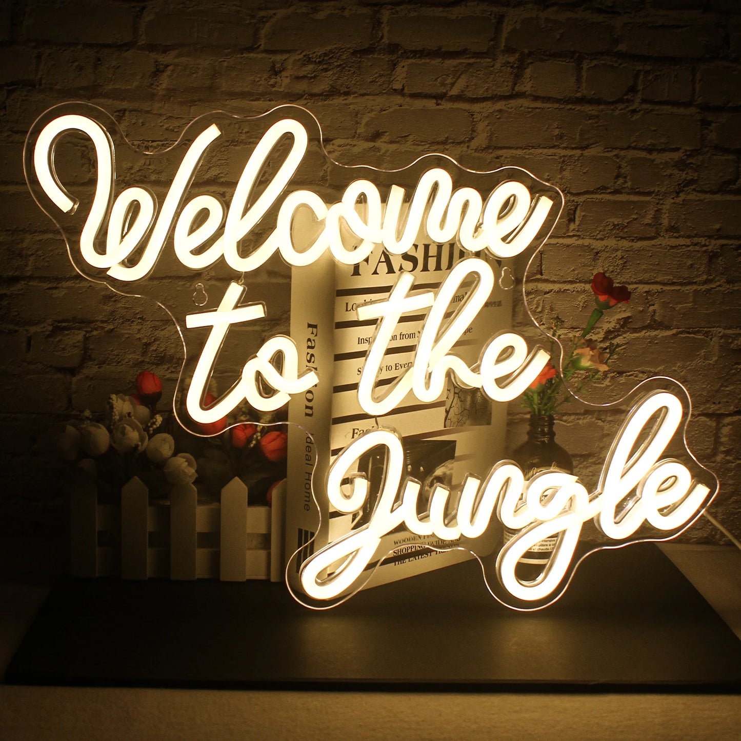 Een levendig LED-neonbord met de tekst "Welcome to the Jungle" in opvallende, stijlvolle letters.