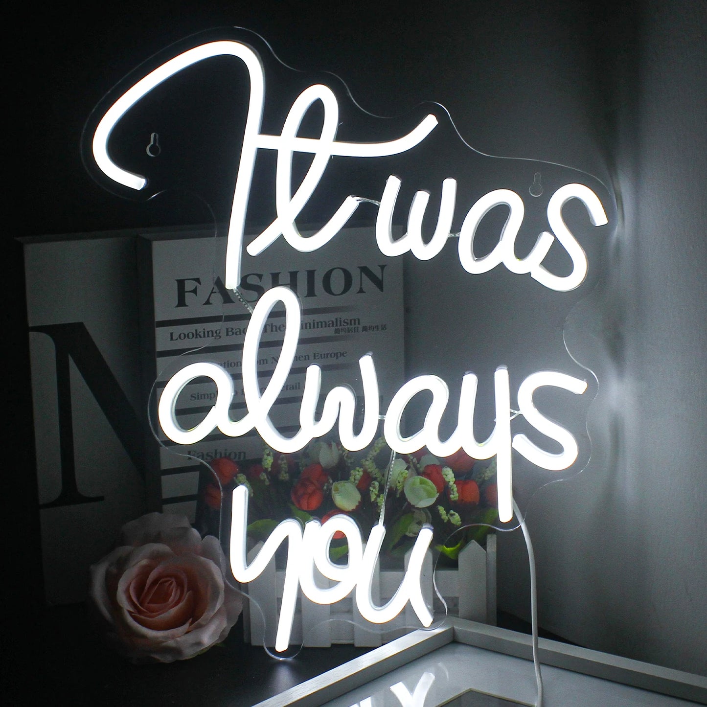 Op de afbeelding staat een handgemaakt LED-neonbord met de tekst "It Was Always You" in sierlijk, cursief schrift.