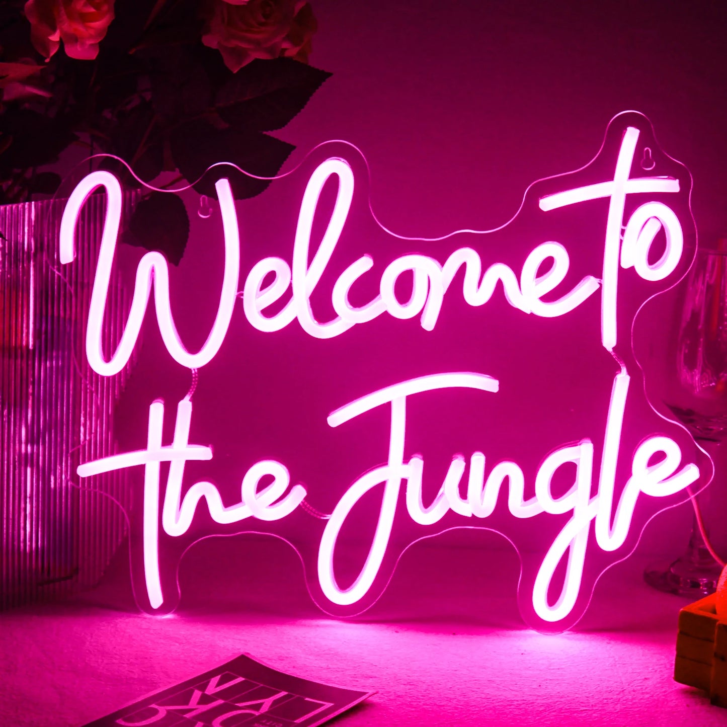 Een levendig "Welcome to the Jungle" LED-neonbord is te zien op een donkere achtergrond.