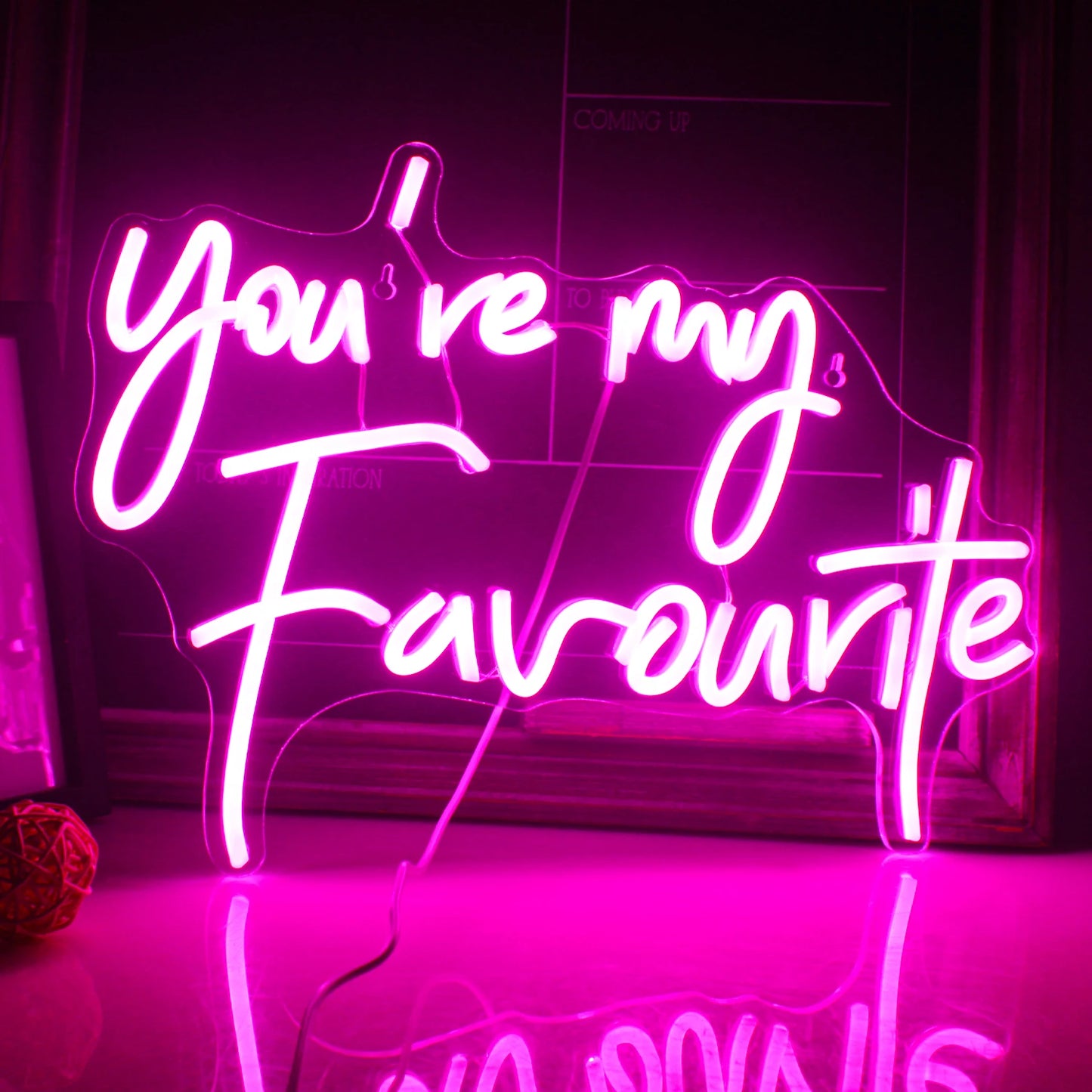 De afbeelding toont een levendig, handgemaakt LED-neonbord met de tekst "You're my favorite" in een speels, cursief lettertype.