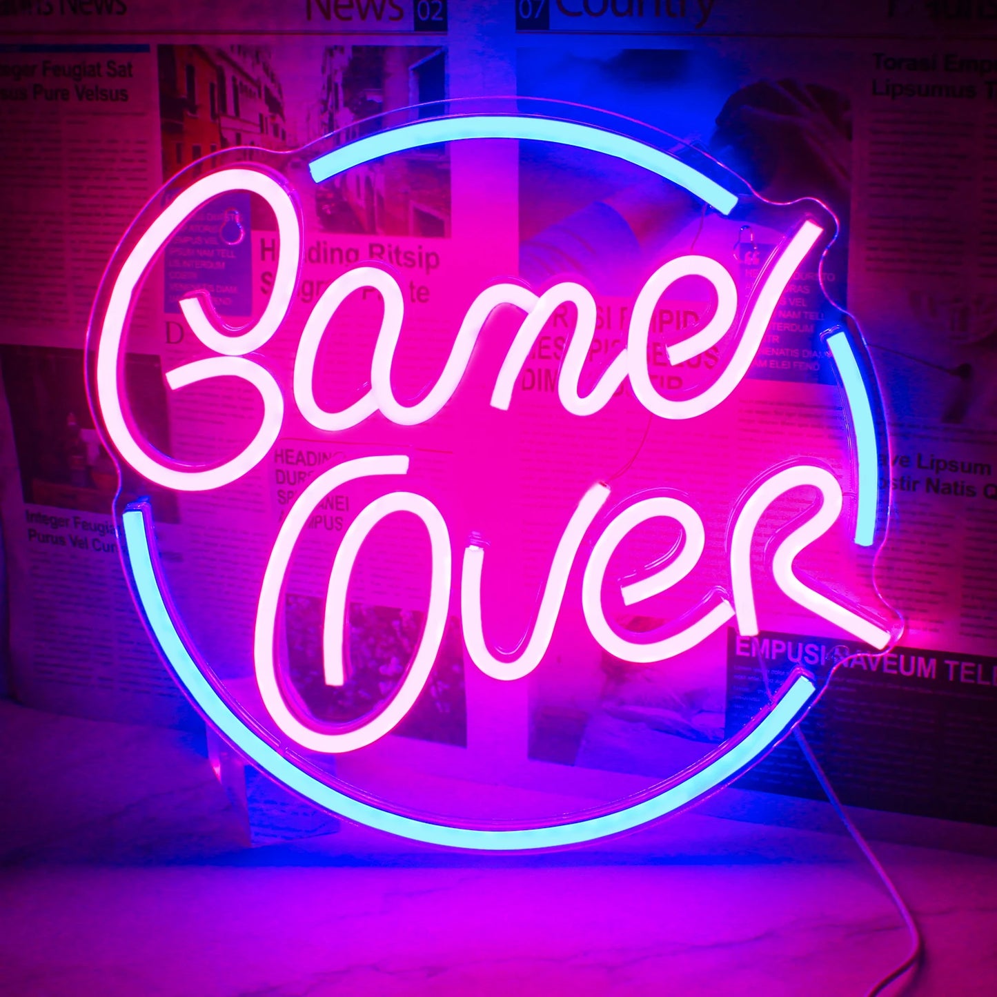Op de afbeelding is een "Game Over" LED-neonbord te zien met opvallende, gestileerde letters.