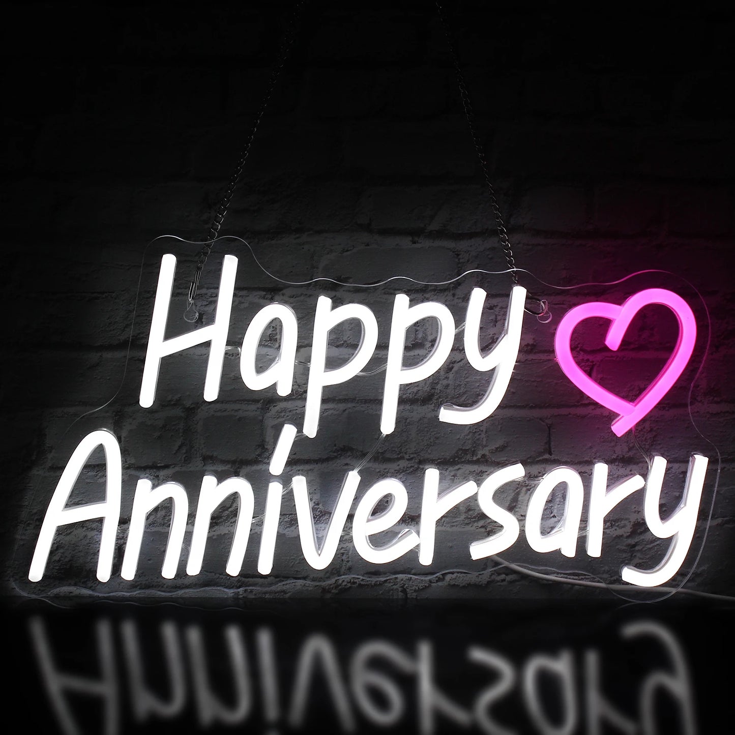 Een stralend LED-neonbord met de tekst "Happy Anniversary" in sierlijk, cursief schrift.