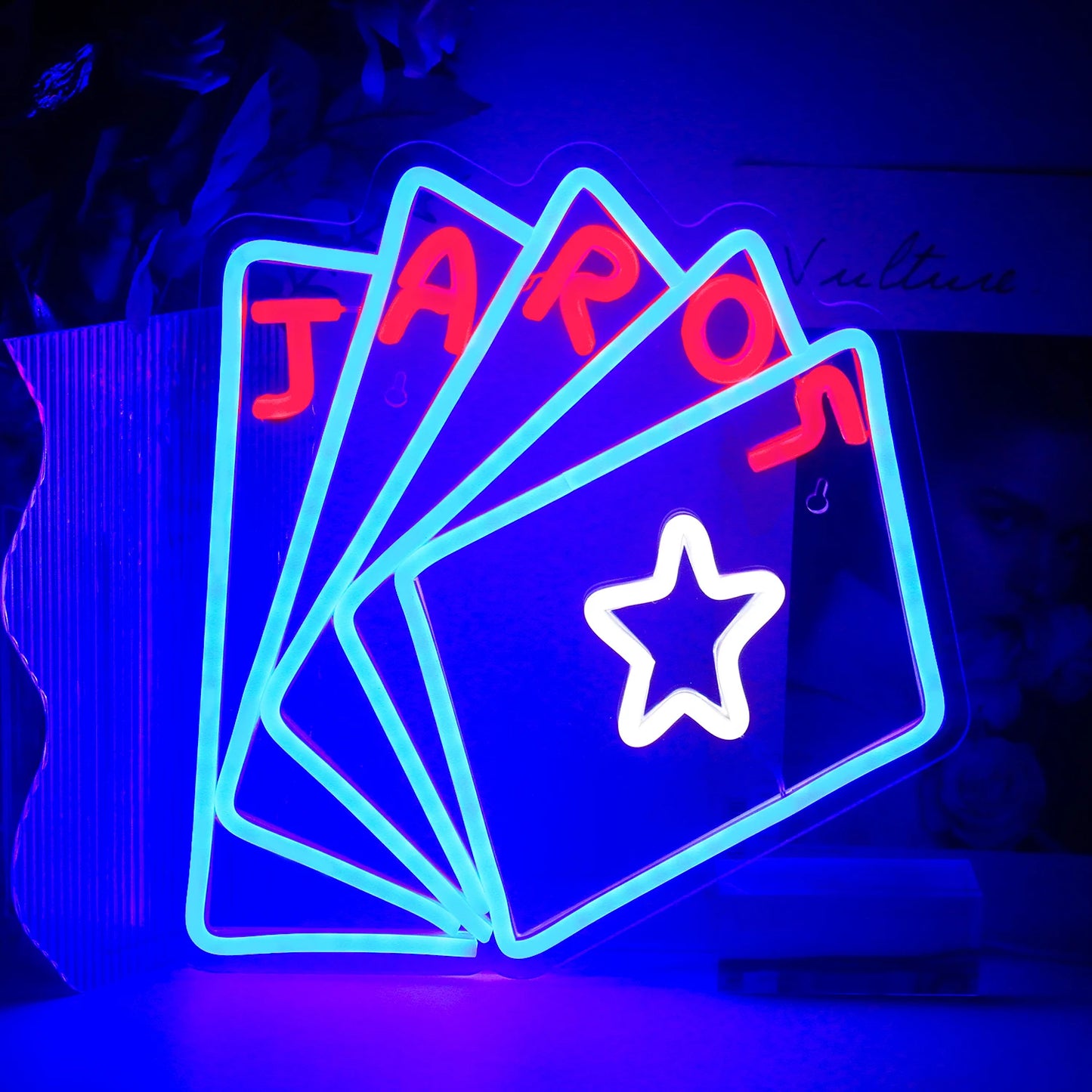 Op de afbeelding staat een levendig LED-neonbord in de vorm van het woord 'Poker'.