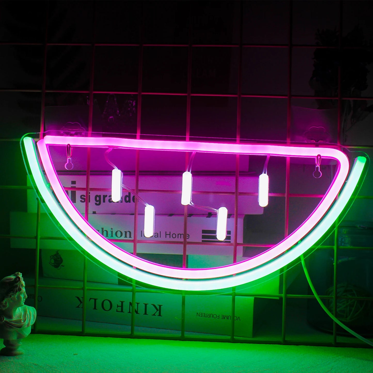 Een levendig LED-neonbord in de vorm van een schijfje watermeloen, met felle roze en groene kleuren.