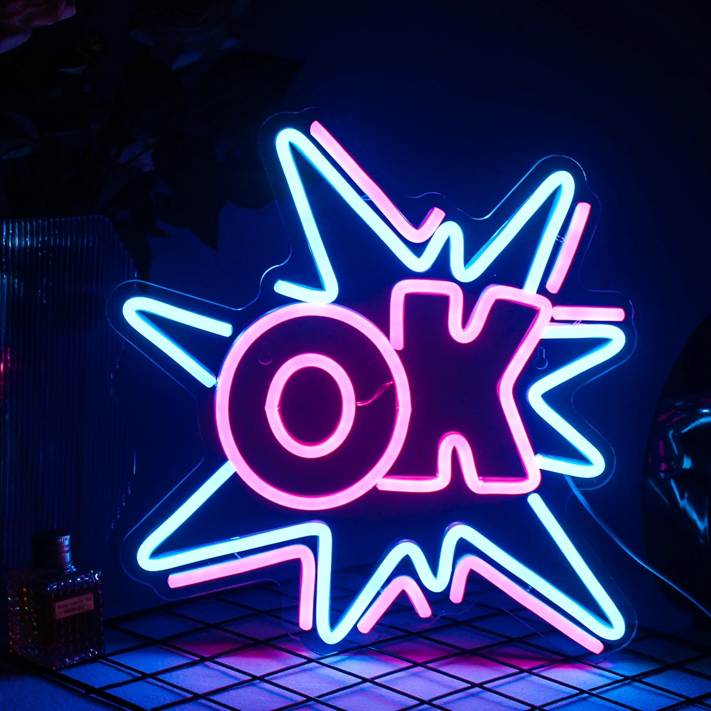 De afbeelding toont een levendig led-neonbord met het woord 'OK' in een opvallend, modern lettertype.