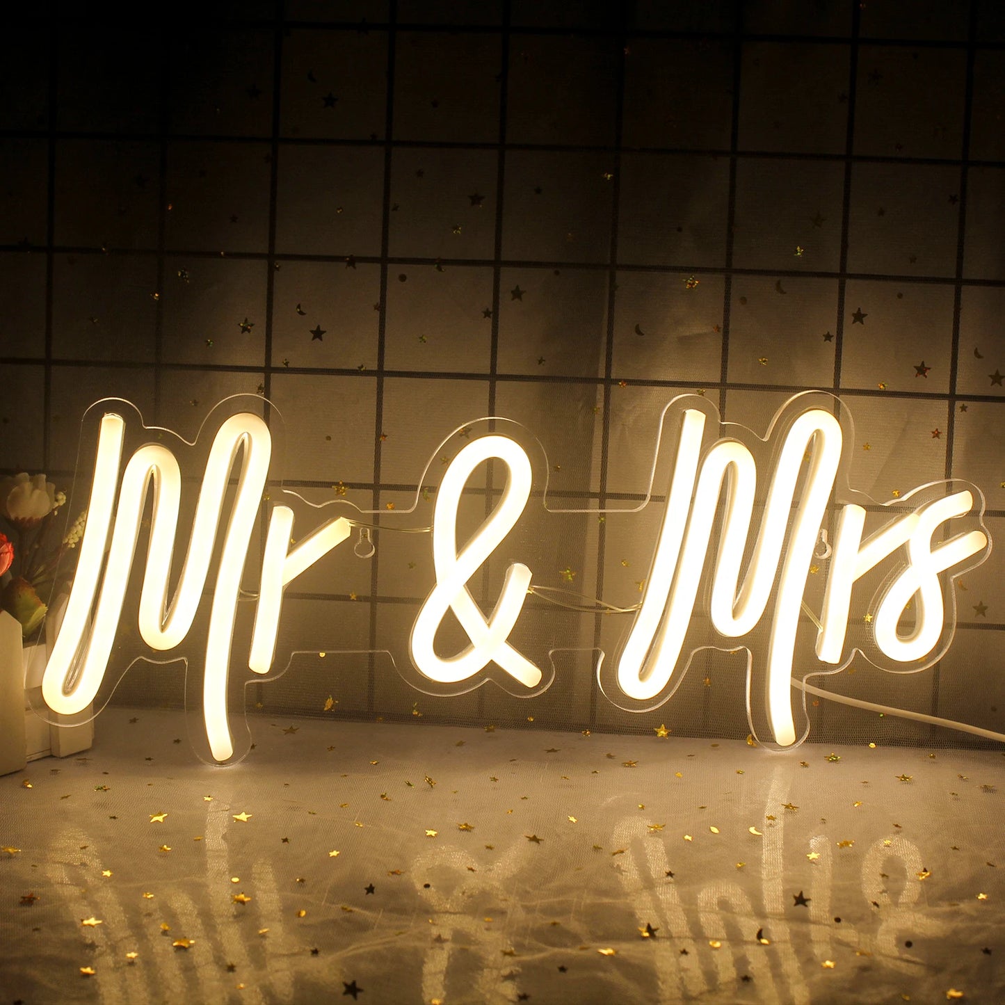 De afbeelding toont een stijlvol ontworpen LED-neonbord met de tekst "Mr & Mrs" in een elegant lettertype.